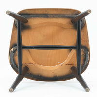 Ilmari Tapiovaaraがデザインし、Edsby Verkenが製作した「Fanett」ダイニングチェアです。チーク材の座面とブラック塗装のスピンドルが美しいコントラストを生み出し、軽やかで洗練されたフォルムが空間を引き締めます。背もたれに配された6本のスポークはビンテージモデルの特徴で、このチェアならではの印象的なディテール。背もたれから脚部へと流れる細身のラインは、北欧デザインならではの機能美と職人技を感じさせる佇まいです。食卓用としてはもちろん、デスクチェアやインテリアのアクセントとしても活躍し、時を経て深みを増した素材感がビンテージ家具ならではの魅力を引き立てる一脚です。