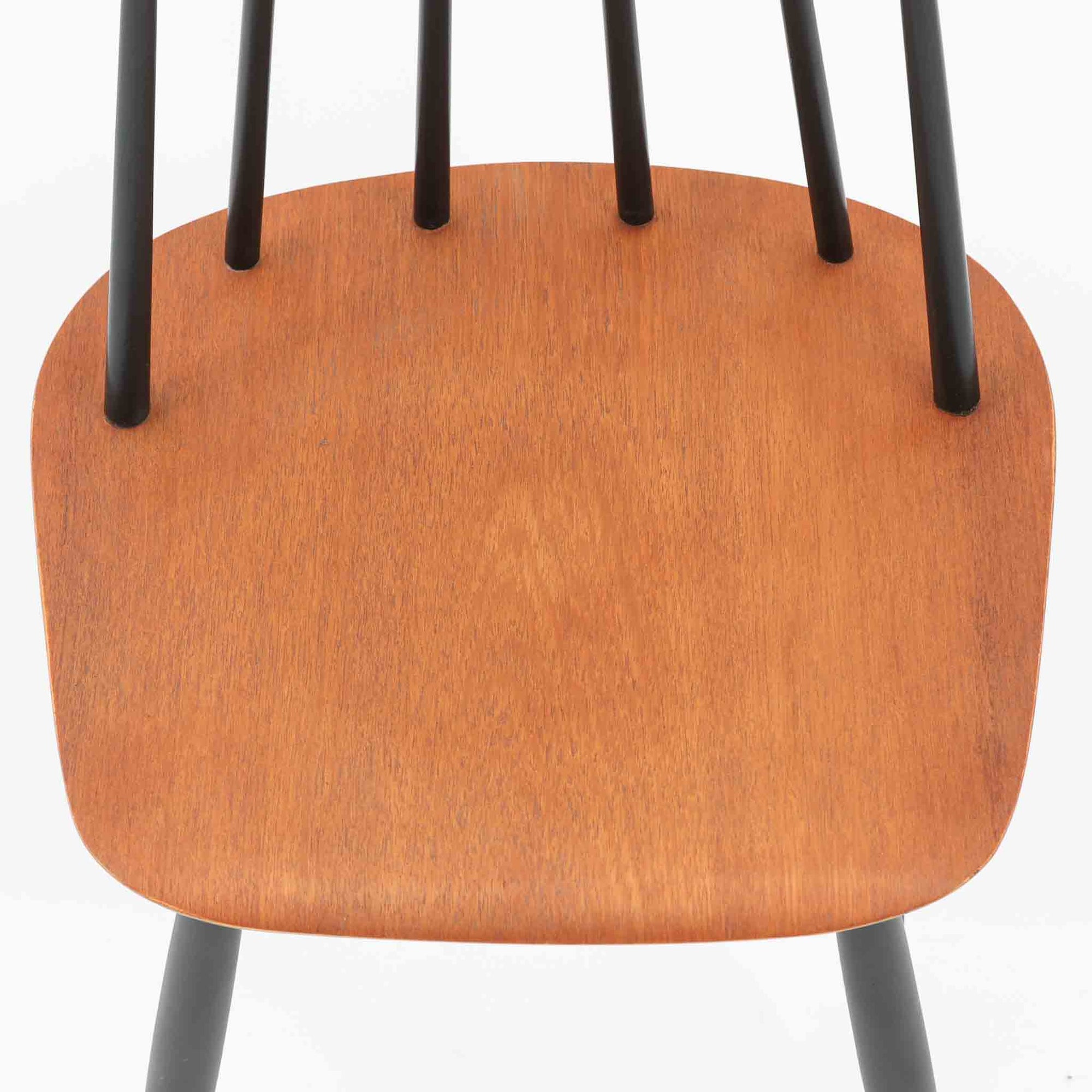 Ilmari Tapiovaaraがデザインし、Edsby Verkenが製作した「Fanett」ダイニングチェアです。チーク材の座面とブラック塗装のスピンドルが美しいコントラストを生み出し、軽やかで洗練されたフォルムが空間を引き締めます。背もたれに配された6本のスポークはビンテージモデルの特徴で、このチェアならではの印象的なディテール。背もたれから脚部へと流れる細身のラインは、北欧デザインならではの機能美と職人技を感じさせる佇まいです。食卓用としてはもちろん、デスクチェアやインテリアのアクセントとしても活躍し、時を経て深みを増した素材感がビンテージ家具ならではの魅力を引き立てる一脚です。