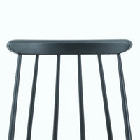 Ilmari Tapiovaaraがデザインし、Edsby Verkenが製作した「Fanett」ダイニングチェアです。チーク材の座面とブラック塗装のスピンドルが美しいコントラストを生み出し、軽やかで洗練されたフォルムが空間を引き締めます。背もたれに配された6本のスポークはビンテージモデルの特徴で、このチェアならではの印象的なディテール。背もたれから脚部へと流れる細身のラインは、北欧デザインならではの機能美と職人技を感じさせる佇まいです。食卓用としてはもちろん、デスクチェアやインテリアのアクセントとしても活躍し、時を経て深みを増した素材感がビンテージ家具ならではの魅力を引き立てる一脚です。