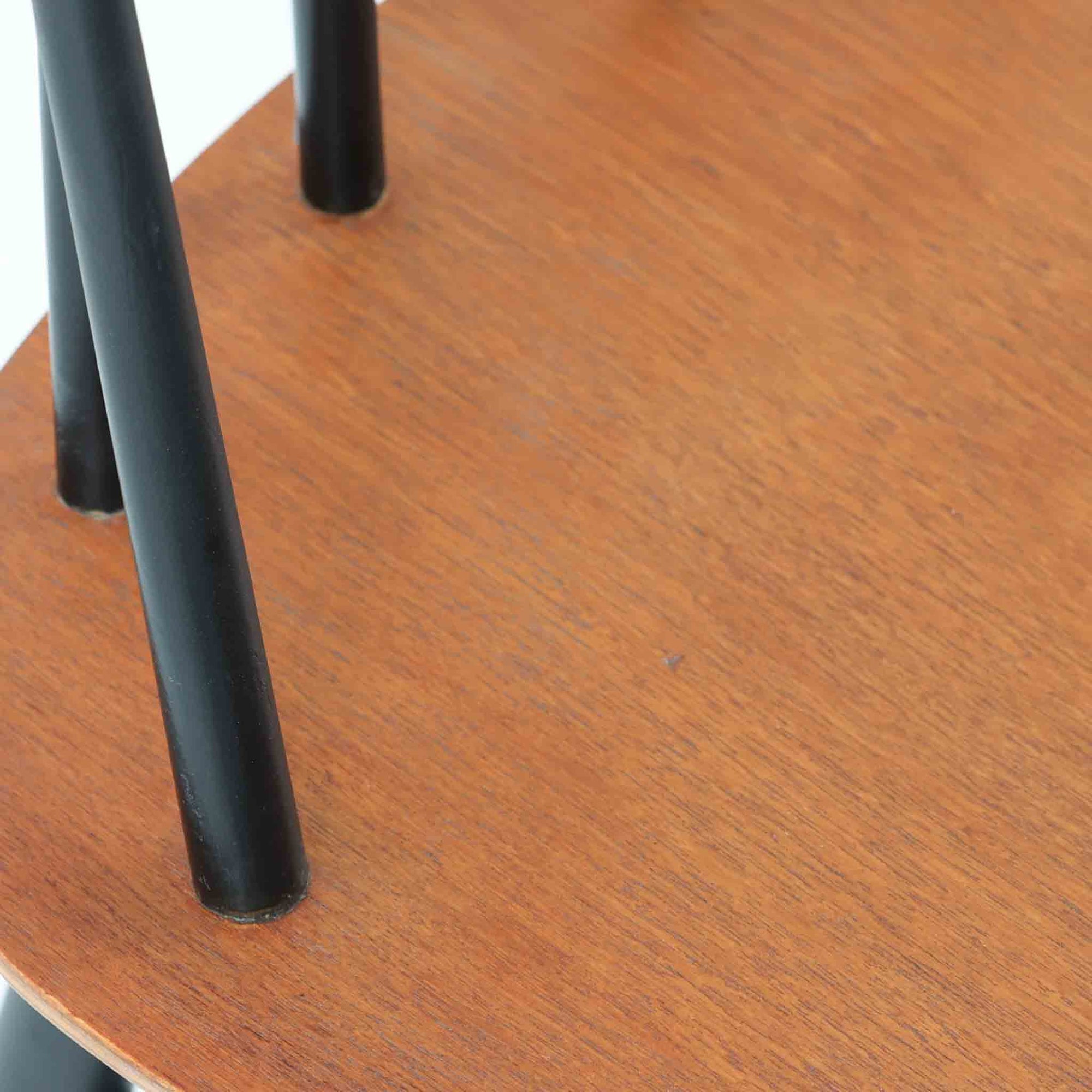 Ilmari Tapiovaaraがデザインし、Edsby Verkenが製作した「Fanett」ダイニングチェアです。チーク材の座面とブラック塗装のスピンドルが美しいコントラストを生み出し、軽やかで洗練されたフォルムが空間を引き締めます。背もたれに配された6本のスポークはビンテージモデルの特徴で、このチェアならではの印象的なディテール。背もたれから脚部へと流れる細身のラインは、北欧デザインならではの機能美と職人技を感じさせる佇まいです。食卓用としてはもちろん、デスクチェアやインテリアのアクセントとしても活躍し、時を経て深みを増した素材感がビンテージ家具ならではの魅力を引き立てる一脚です。