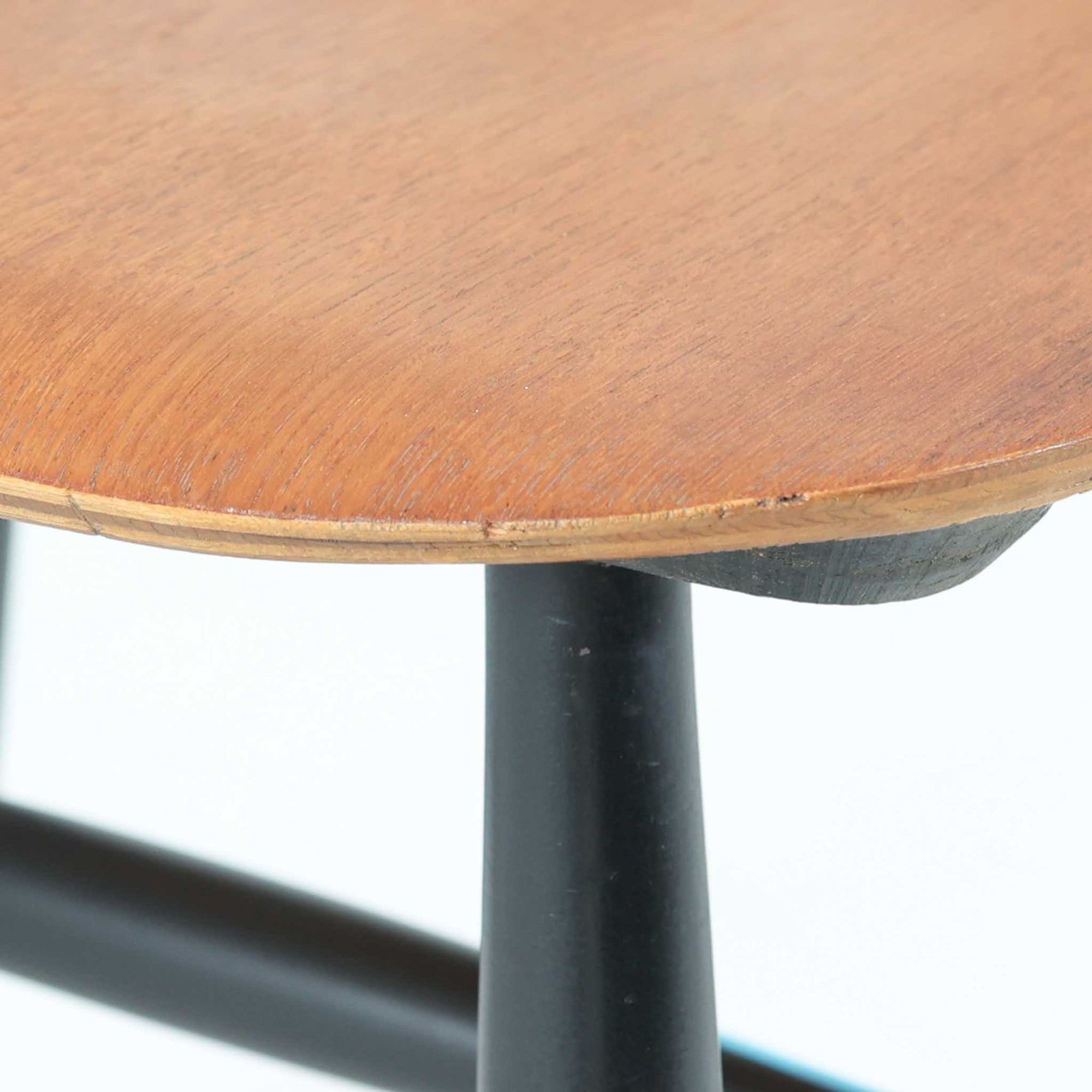 Ilmari Tapiovaaraがデザインし、Edsby Verkenが製作した「Fanett」ダイニングチェアです。チーク材の座面とブラック塗装のスピンドルが美しいコントラストを生み出し、軽やかで洗練されたフォルムが空間を引き締めます。背もたれに配された6本のスポークはビンテージモデルの特徴で、このチェアならではの印象的なディテール。背もたれから脚部へと流れる細身のラインは、北欧デザインならではの機能美と職人技を感じさせる佇まいです。食卓用としてはもちろん、デスクチェアやインテリアのアクセントとしても活躍し、時を経て深みを増した素材感がビンテージ家具ならではの魅力を引き立てる一脚です。