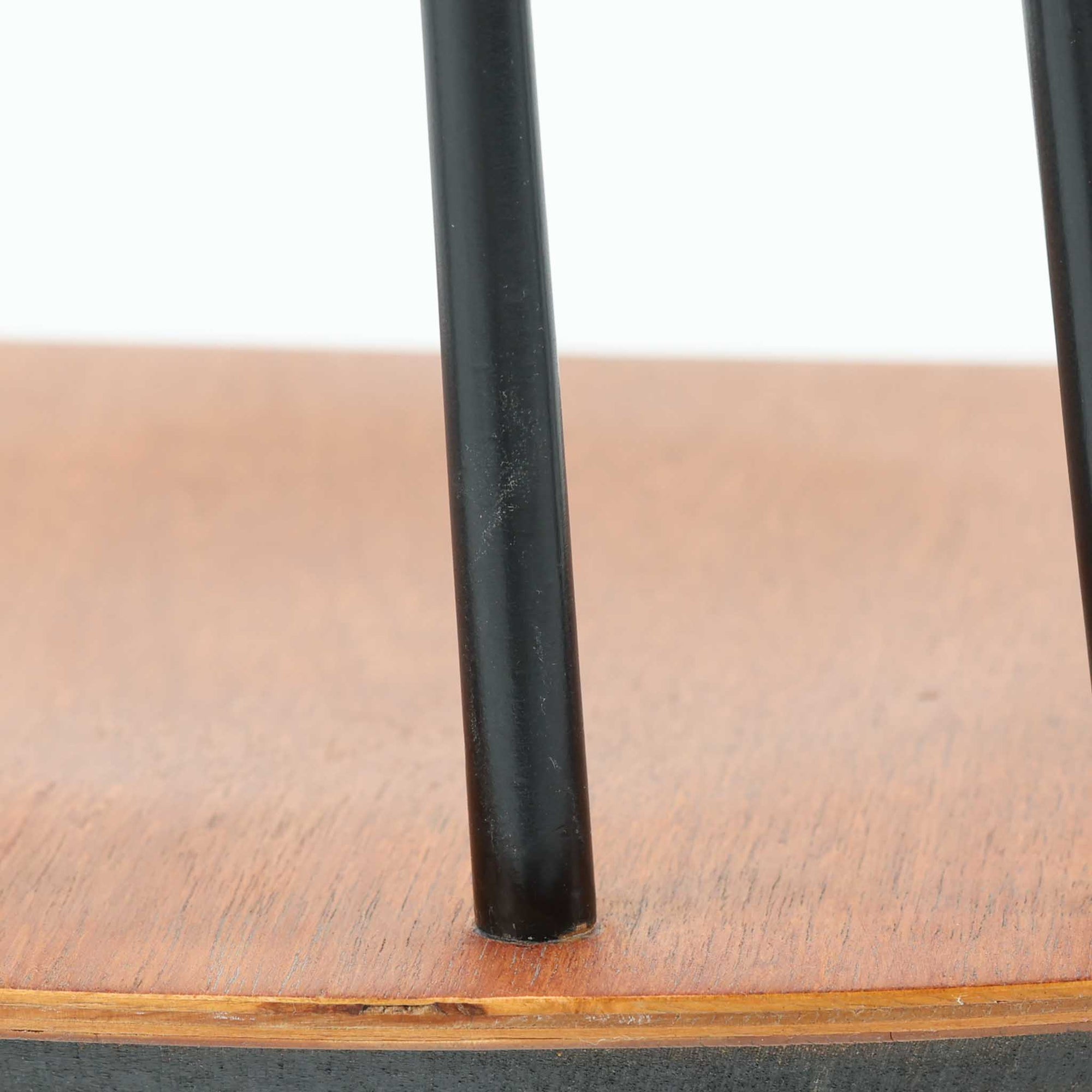 Ilmari Tapiovaaraがデザインし、Edsby Verkenが製作した「Fanett」ダイニングチェアです。チーク材の座面とブラック塗装のスピンドルが美しいコントラストを生み出し、軽やかで洗練されたフォルムが空間を引き締めます。背もたれに配された6本のスポークはビンテージモデルの特徴で、このチェアならではの印象的なディテール。背もたれから脚部へと流れる細身のラインは、北欧デザインならではの機能美と職人技を感じさせる佇まいです。食卓用としてはもちろん、デスクチェアやインテリアのアクセントとしても活躍し、時を経て深みを増した素材感がビンテージ家具ならではの魅力を引き立てる一脚です。