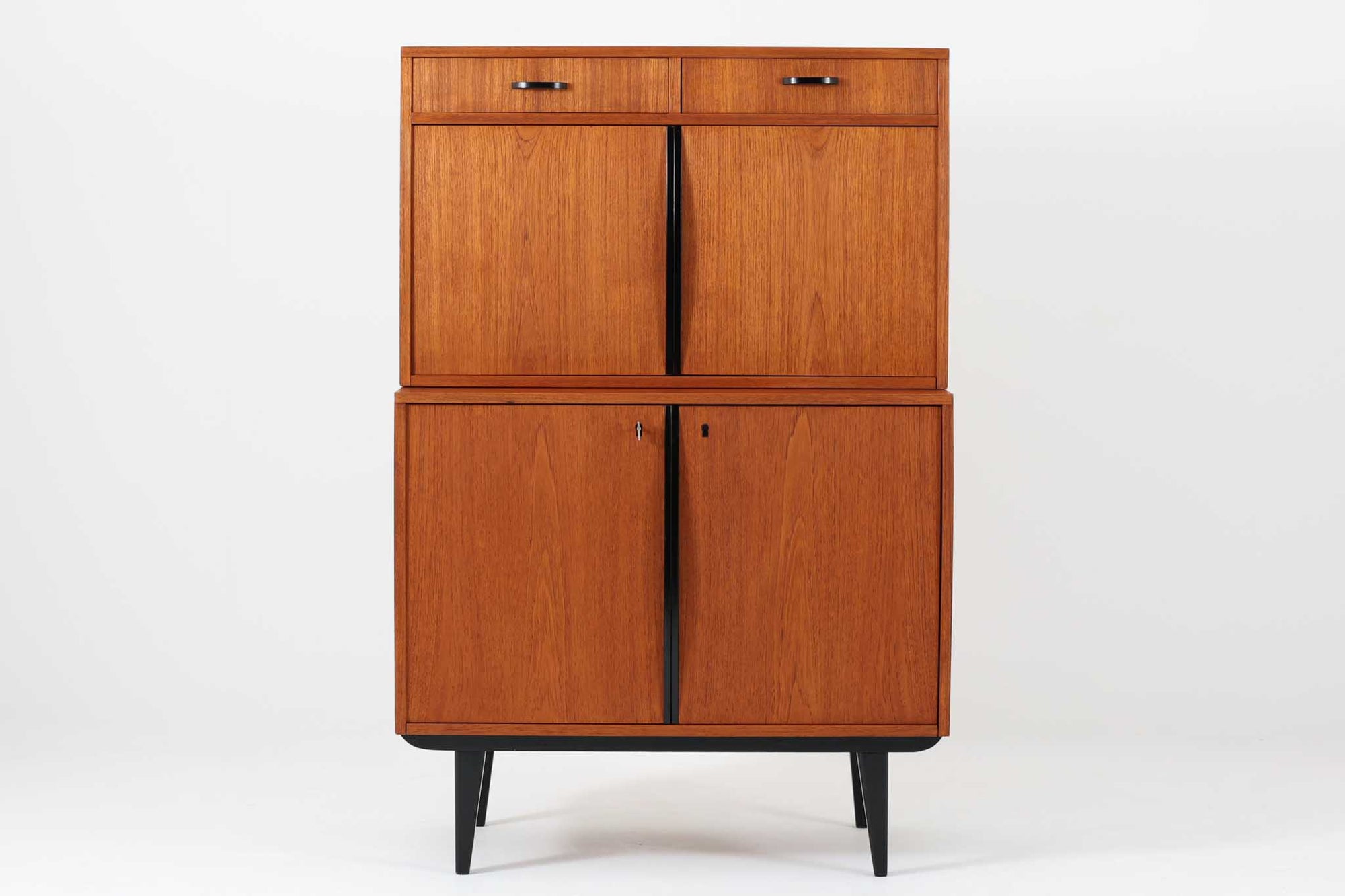 スウェーデン製の小ぶりなキャビネットです。このキャビネットは、鍵付きの収納スペースがあり、プライバシーを守りたいアイテムを保管できます。さらに、引き出しも付いており、小物や文房具などを整理するのに便利です。ブラックペイントの脚が取り付けられ、スタイリッシュな印象を与えてくれます。取手も同様にブラックペイントが施されており、手に心地よいグリップ感がございます。本体はチーク材で作られており、スウェーデン家具ならではのデザインです。