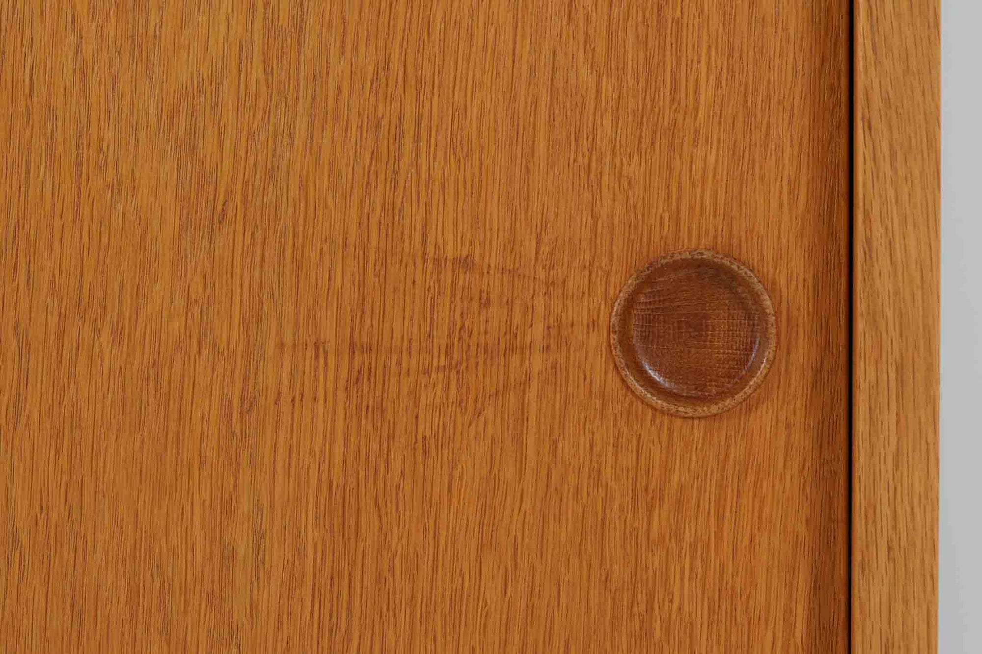 モーエンセンを代表するデザインのKarl Andersson社製Oresundシリーズのブックシェルフです。シンプルなフォルムですが、オーク無垢材を削り出して作成された取手はモーエンセンならではのデザインです。良質なオーク材が使用されており、大型で存在感がございます。