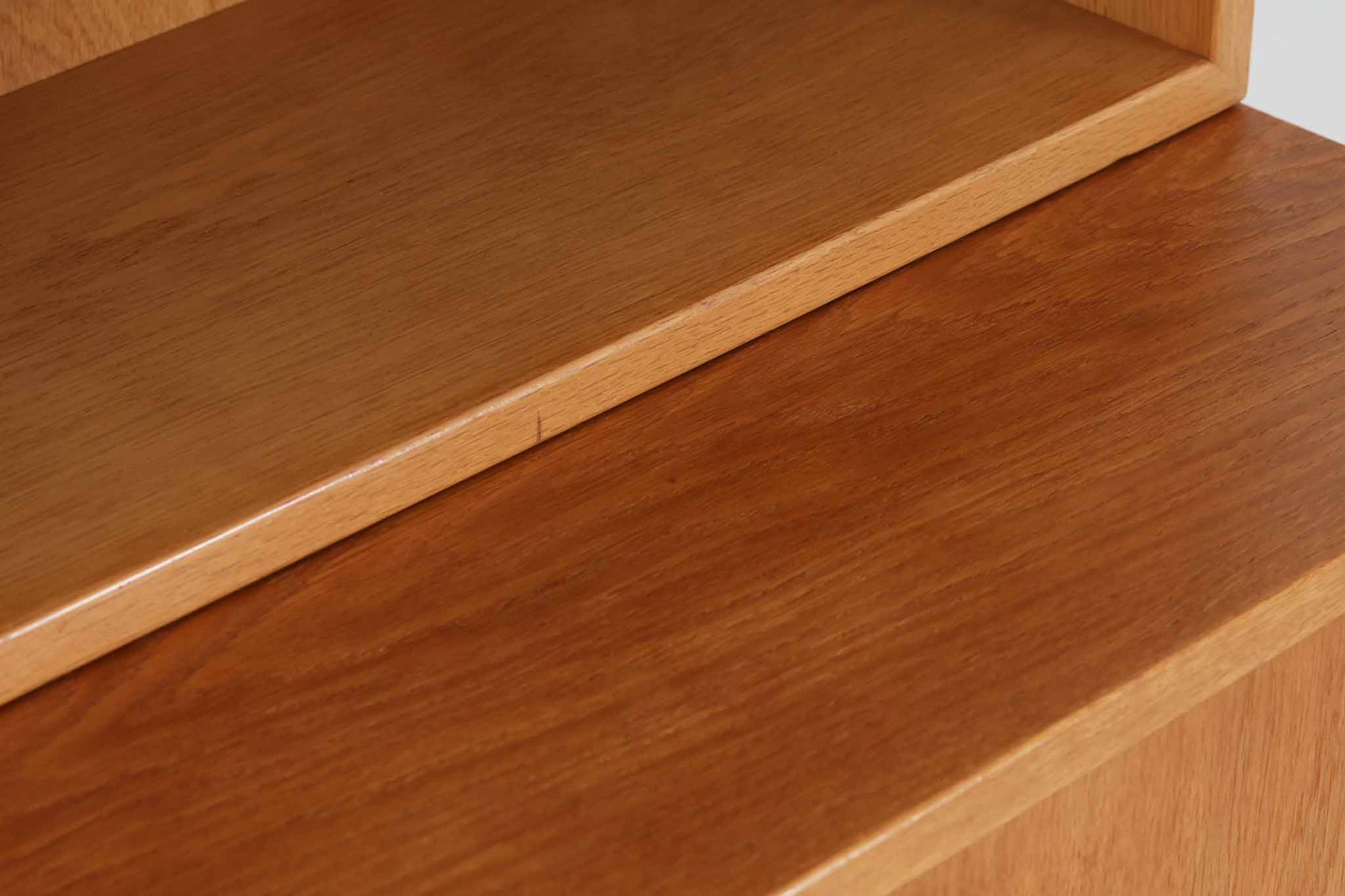 モーエンセンを代表するデザインのKarl Andersson社製Oresundシリーズのブックシェルフです。シンプルなフォルムですが、オーク無垢材を削り出して作成された取手はモーエンセンならではのデザインです。良質なオーク材が使用されており、大型で存在感がございます。