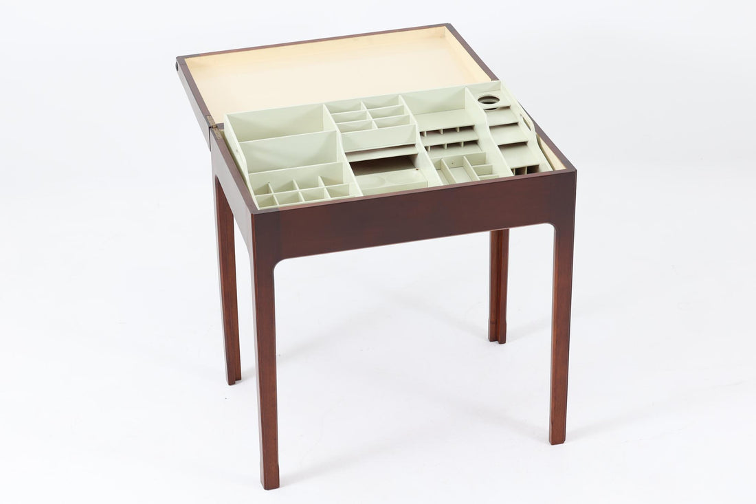 デンマーク製のソーイングテーブルです。マホガニー材の上質な色味が特徴で、洗練された印象を与えてくれます。天板を開けると収納スペースが現れ、使い勝手も良好です。トレーは持ち手があり取り外し可能です。コンパクトでスタイリッシュなデザインです。