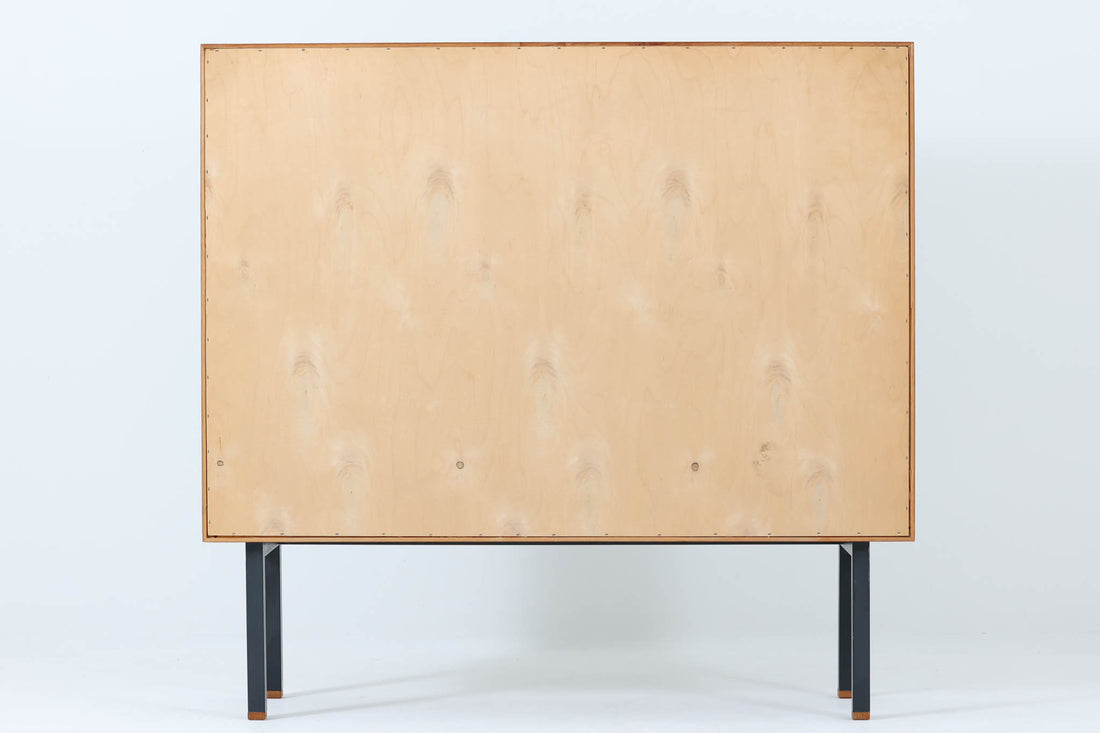 デンマーク製のスモールブックシェルフです。スチールとチーク材の組み合わせが特徴で、モダンなデザインと温かみを兼ね備えています。特に脚先のチーク材がデザインポイントとなっており、独特のアクセントを与えています。コンパクトなサイズながら、十分な収納スペースを確保し、書籍や小物をスタイリッシュに収納できます。