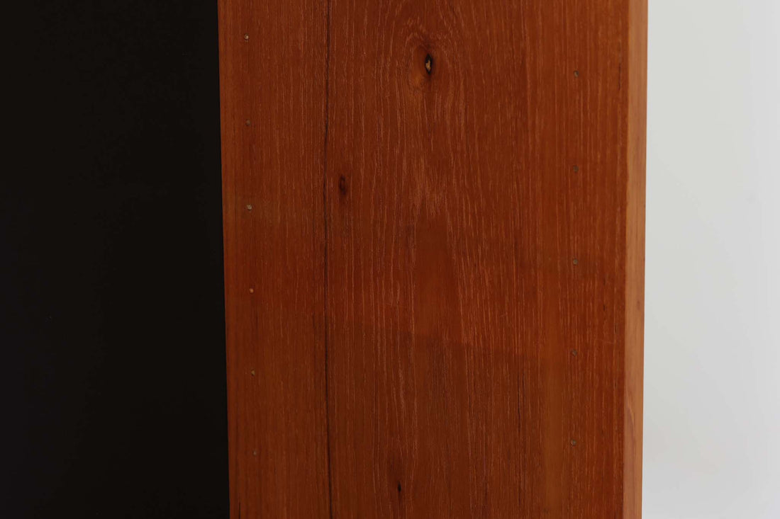 デンマーク製のスモールブックシェルフです。スチールとチーク材の組み合わせが特徴で、モダンなデザインと温かみを兼ね備えています。特に脚先のチーク材がデザインポイントとなっており、独特のアクセントを与えています。コンパクトなサイズながら、十分な収納スペースを確保し、書籍や小物をスタイリッシュに収納できます。