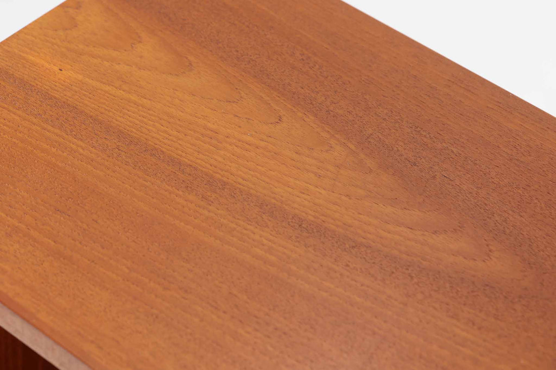 デンマーク製のスモールブックシェルフです。スチールとチーク材の組み合わせが特徴で、モダンなデザインと温かみを兼ね備えています。特に脚先のチーク材がデザインポイントとなっており、独特のアクセントを与えています。コンパクトなサイズながら、十分な収納スペースを確保し、書籍や小物をスタイリッシュに収納できます。