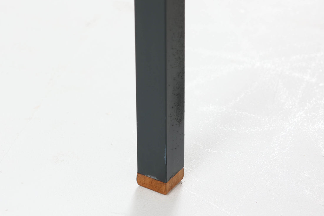 デンマーク製のスモールブックシェルフです。スチールとチーク材の組み合わせが特徴で、モダンなデザインと温かみを兼ね備えています。特に脚先のチーク材がデザインポイントとなっており、独特のアクセントを与えています。コンパクトなサイズながら、十分な収納スペースを確保し、書籍や小物をスタイリッシュに収納できます。