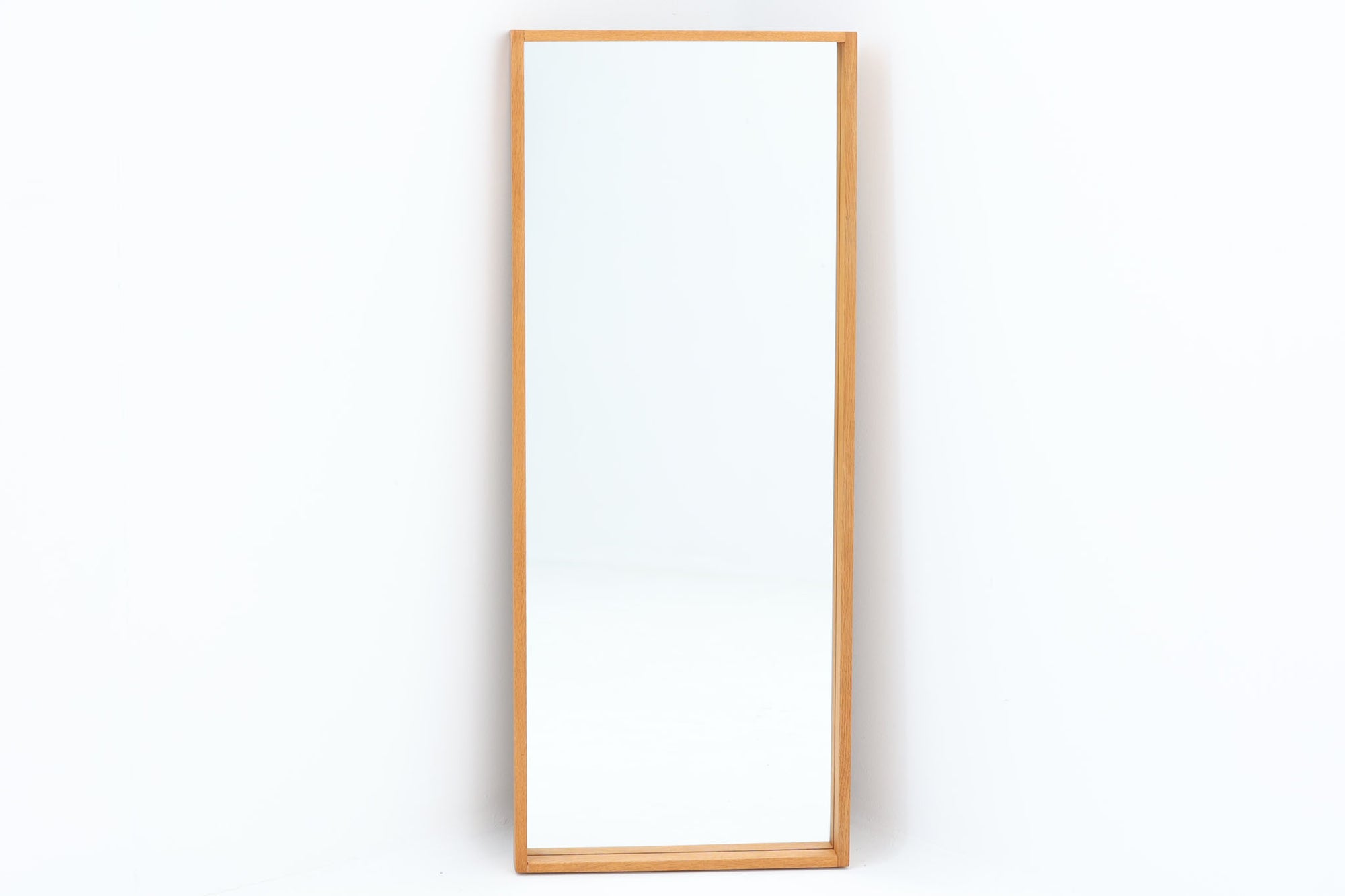 アクセル・キアスゴーによるミラーです。フレームの接続部が特徴的なデザインです。良質なオーク材が使用されています。背面に壁掛け用の紐が御座いますので、壁に掛けてもご使用いただけます。