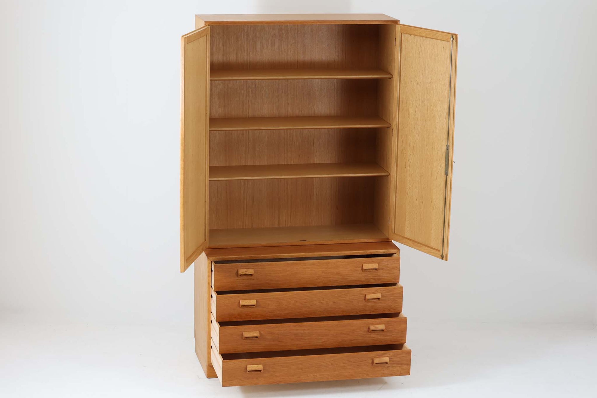 Borge mogensenがSoborg社のためにデザインしたユニットシェルフです。このシェルフは、高品質なオーク材が用いられており、ナチュラルな風合いが特徴的です。下段の引き出し4杯と上段のキャビネットは十分な収納力があり、キャビネットは鍵つきで大切な物を収納する事も出来そうです。