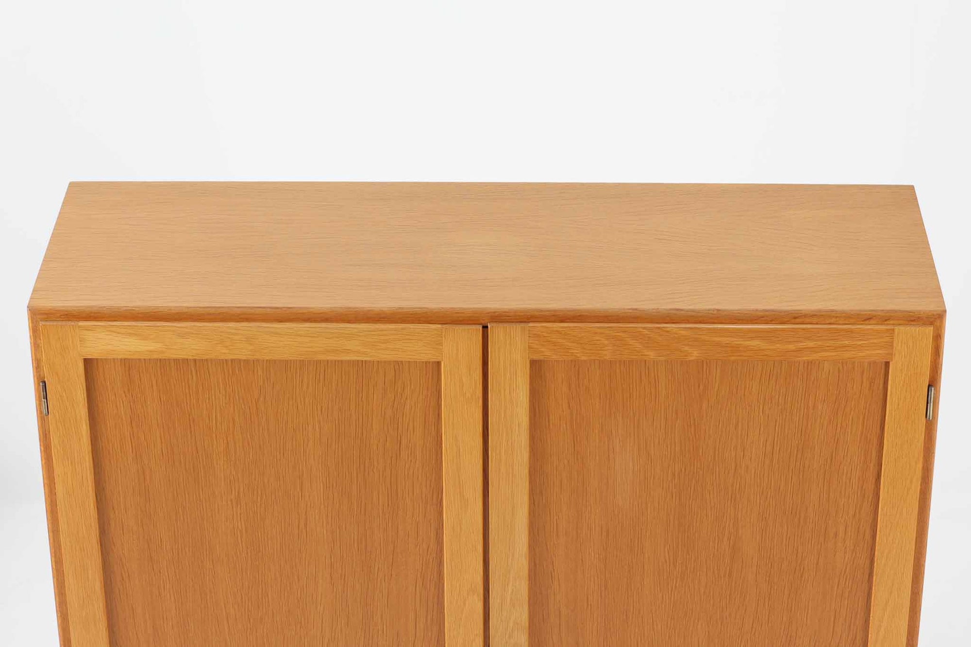 Borge mogensenがSoborg社のためにデザインしたユニットシェルフです。このシェルフは、高品質なオーク材が用いられており、ナチュラルな風合いが特徴的です。下段の引き出し4杯と上段のキャビネットは十分な収納力があり、キャビネットは鍵つきで大切な物を収納する事も出来そうです。