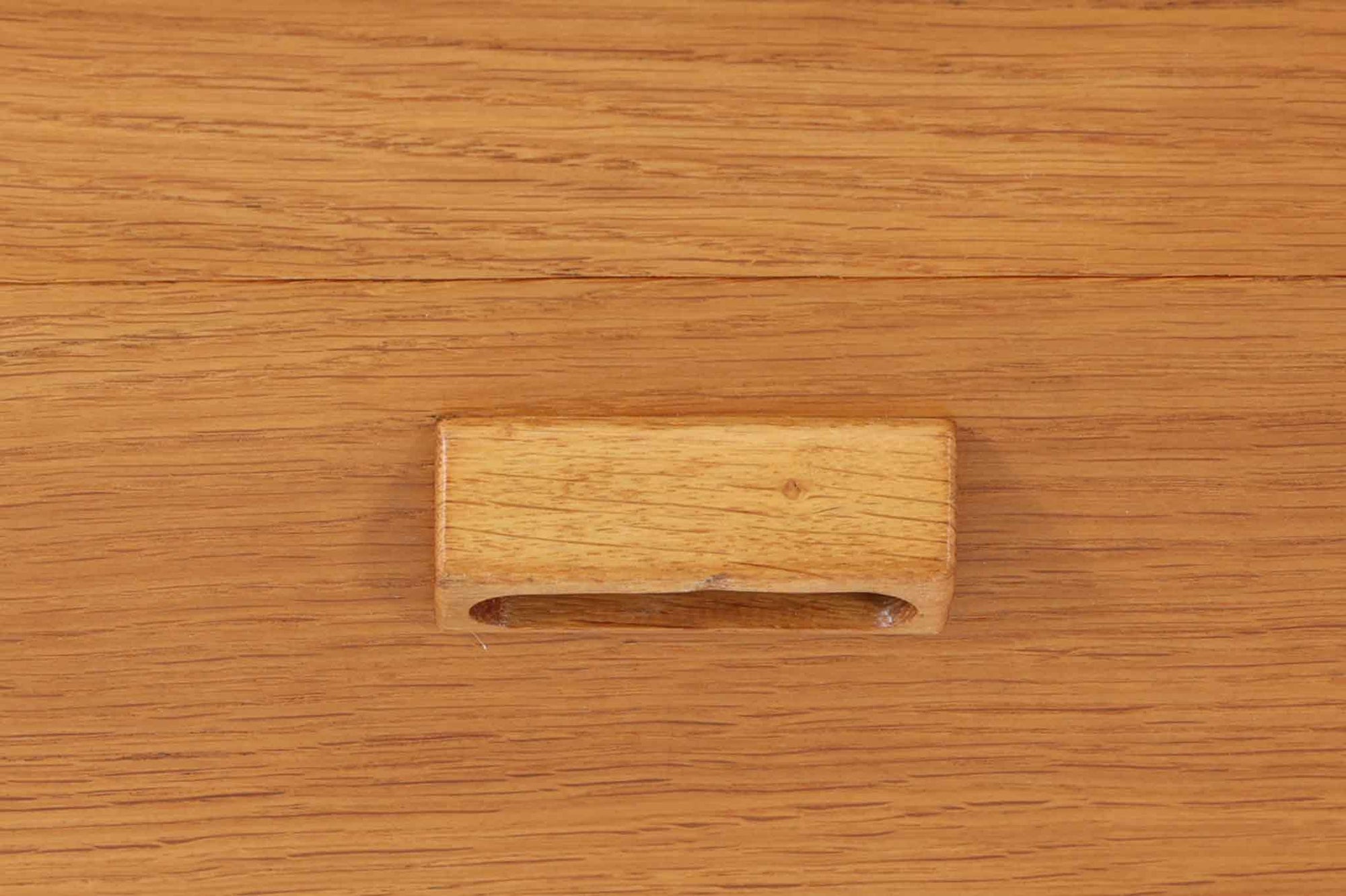 Borge mogensenがSoborg社のためにデザインしたユニットシェルフです。このシェルフは、高品質なオーク材が用いられており、ナチュラルな風合いが特徴的です。下段の引き出し4杯と上段のキャビネットは十分な収納力があり、キャビネットは鍵つきで大切な物を収納する事も出来そうです。