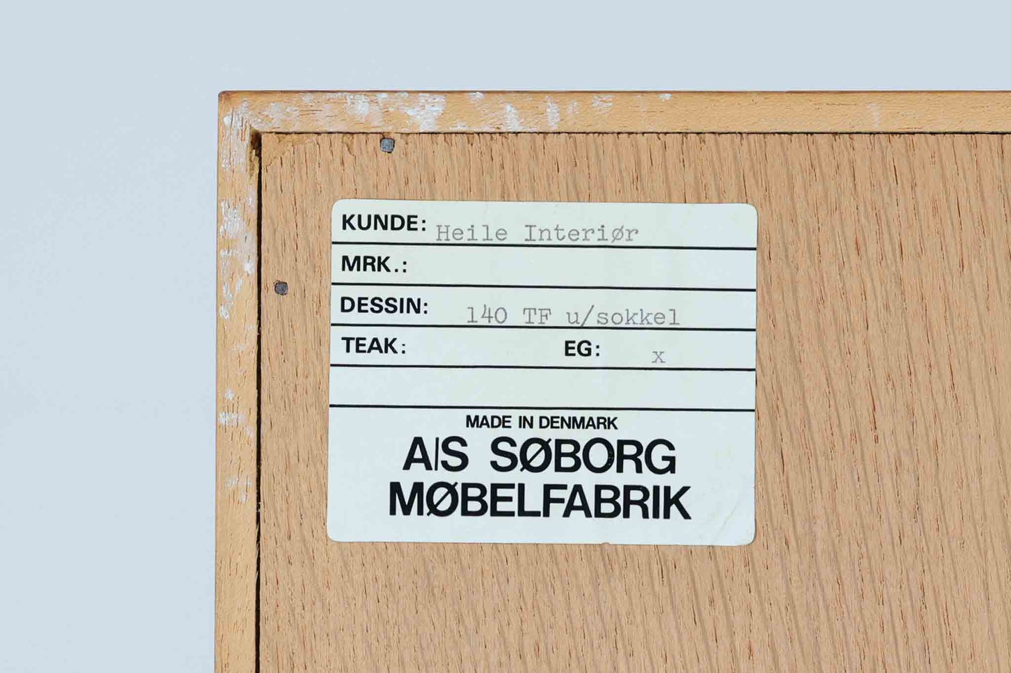 Borge mogensenがSoborg社のためにデザインしたユニットシェルフです。このシェルフは、高品質なオーク材が用いられており、ナチュラルな風合いが特徴的です。下段の引き出し4杯と上段のキャビネットは十分な収納力があり、キャビネットは鍵つきで大切な物を収納する事も出来そうです。