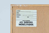 Borge MogensenがSoborg社のためにデザインしたユニットシェルフです。このシェルフは、高品質なオーク材が用いられており、ナチュラルな風合いが特徴的です。下段の引き出し4杯と上段のキャビネットは十分な収納力があり、キャビネットは鍵つきで大切な物を収納する事も出来そうです。