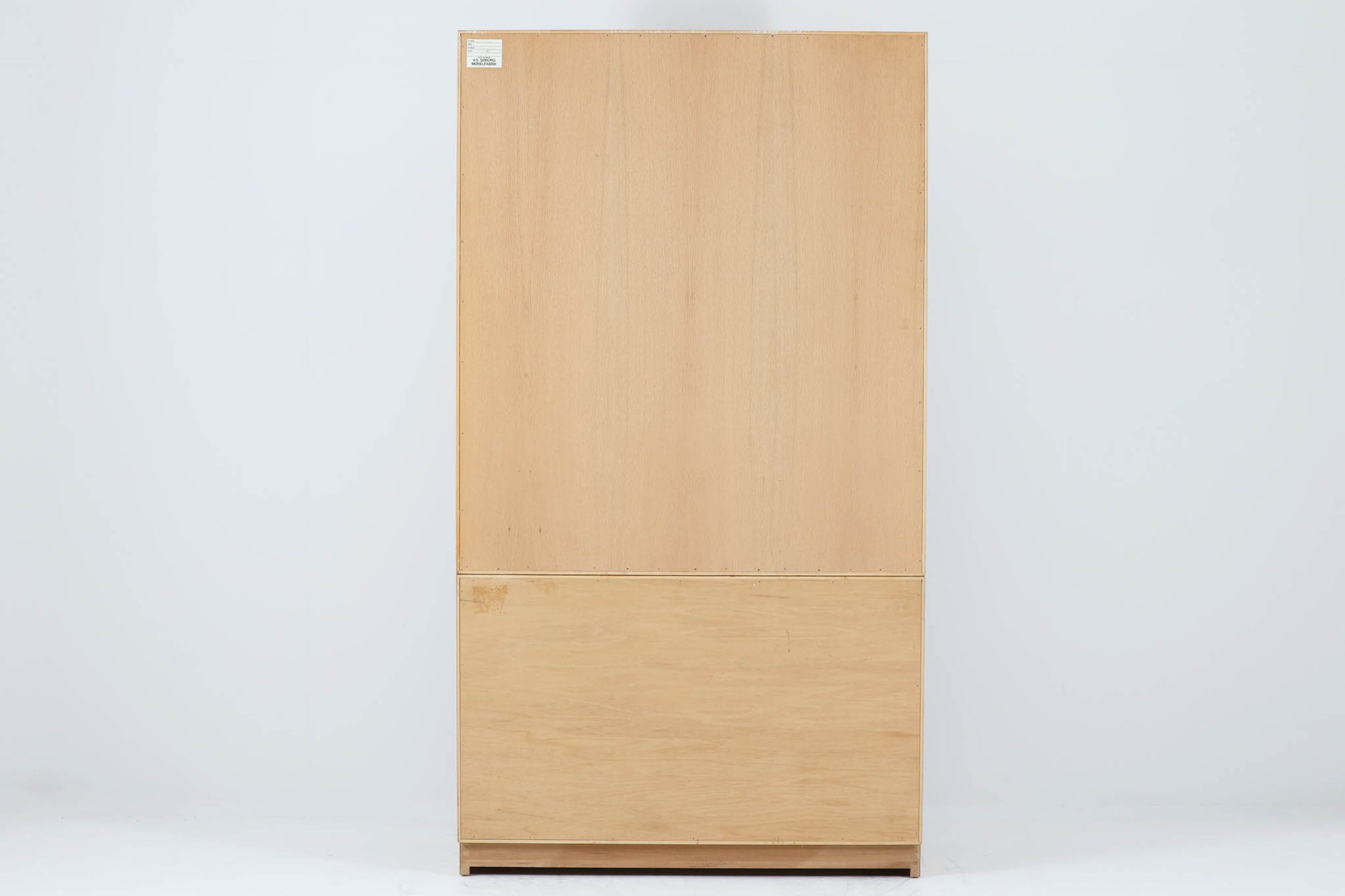 Borge mogensenがSoborg社のためにデザインしたユニットシェルフです。このシェルフは、高品質なオーク材が用いられており、ナチュラルな風合いが特徴的です。下段の引き出し4杯と上段のキャビネットは十分な収納力があり、キャビネットは鍵つきで大切な物を収納する事も出来そうです。