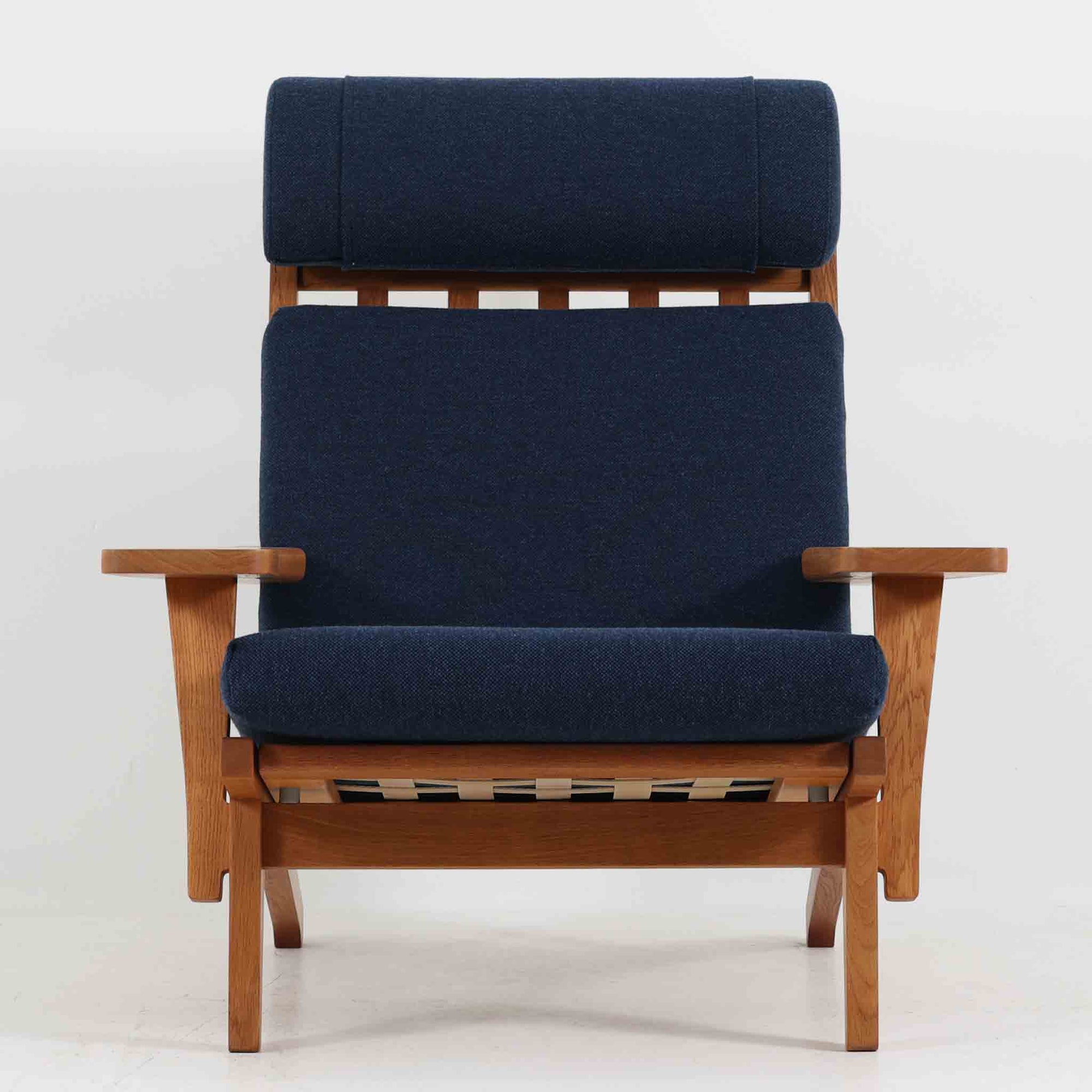 北欧より買い付けた「GE375」は、快適な座り心地を提供してくれます。また、ヘッドレストの位置を調整できるのも嬉しいポイントです。ウェグナーの作品の中でも特筆すべき点は、その柔軟性と機能性です。GE375同士であれば、ソファを分解して組み合わせることで、様々なレイアウトが可能です。こちらはアーム付きのモデルとなります。