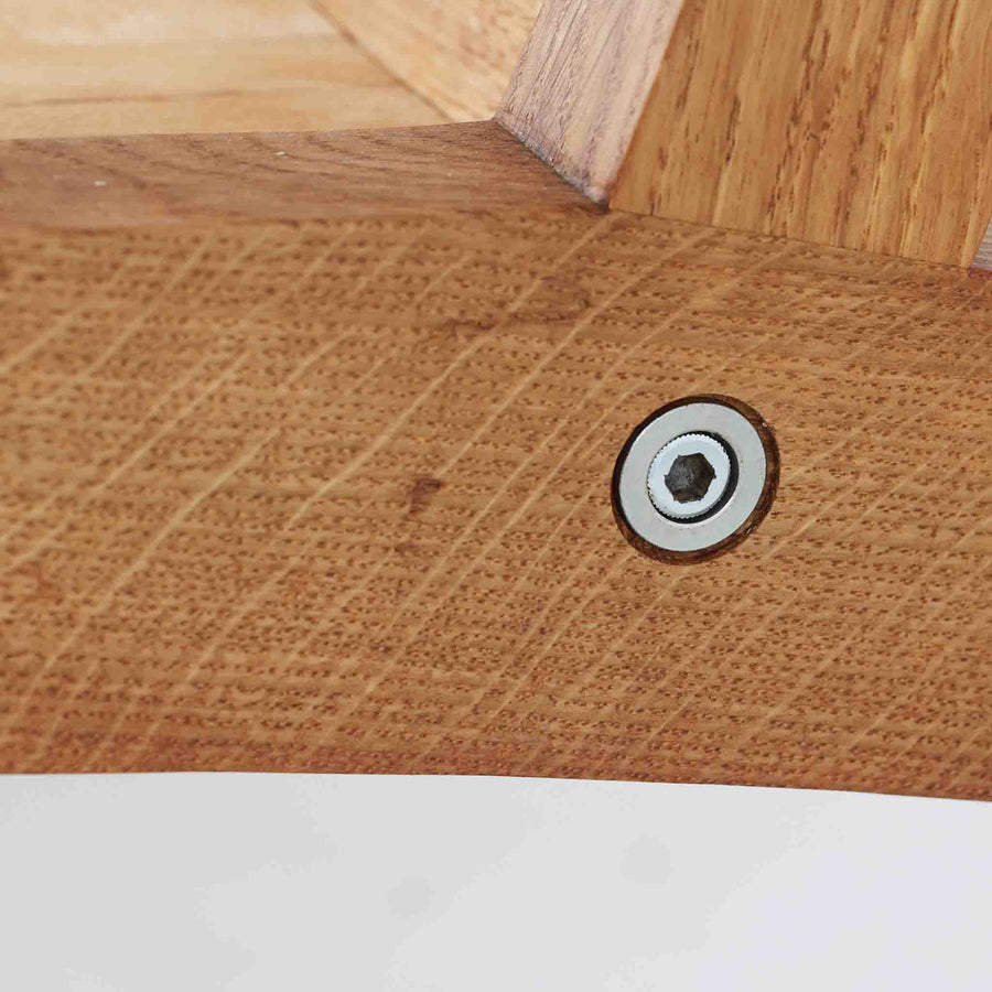 北欧より買い付けた「GE375」は、快適な座り心地を提供してくれます。また、ヘッドレストの位置を調整できるのも嬉しいポイントです。ウェグナーの作品の中でも特筆すべき点は、その柔軟性と機能性です。GE375同士であれば、ソファを分解して組み合わせることで、様々なレイアウトが可能です。こちらはアーム付きのモデルとなります。