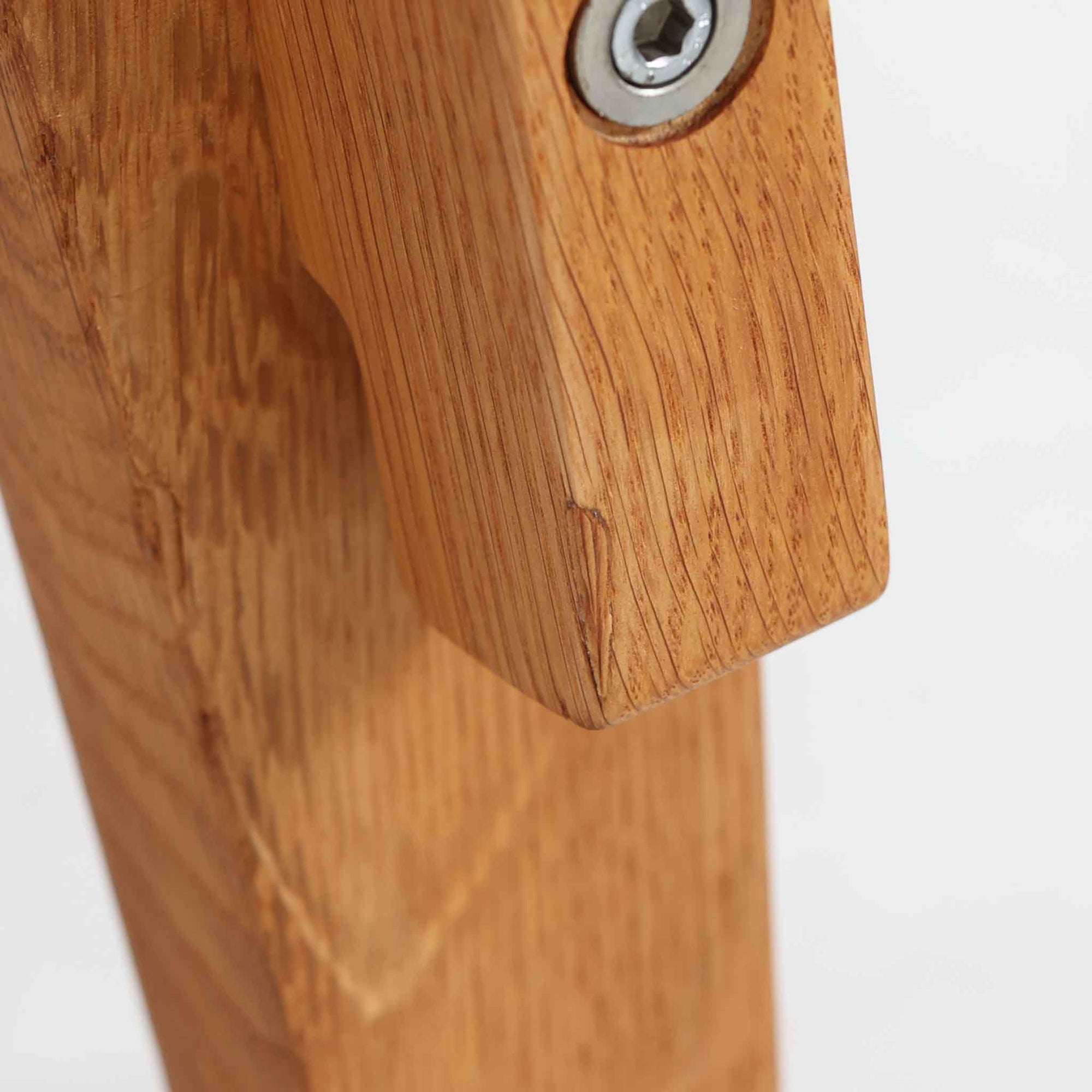 北欧より買い付けた「GE375」は、快適な座り心地を提供してくれます。また、ヘッドレストの位置を調整できるのも嬉しいポイントです。ウェグナーの作品の中でも特筆すべき点は、その柔軟性と機能性です。GE375同士であれば、ソファを分解して組み合わせることで、様々なレイアウトが可能です。こちらはアーム付きのモデルとなります。