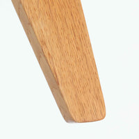 北欧より買い付けた「GE375」は、快適な座り心地を提供してくれます。また、ヘッドレストの位置を調整できるのも嬉しいポイントです。ウェグナーの作品の中でも特筆すべき点は、その柔軟性と機能性です。GE375同士であれば、ソファを分解して組み合わせることで、様々なレイアウトが可能です。こちらはアーム付きのモデルとなります。