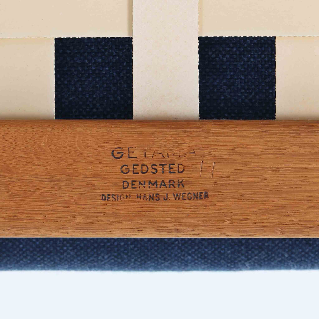 北欧より買い付けた「GE375」は、快適な座り心地を提供してくれます。また、ヘッドレストの位置を調整できるのも嬉しいポイントです。ウェグナーの作品の中でも特筆すべき点は、その柔軟性と機能性です。GE375同士であれば、ソファを分解して組み合わせることで、様々なレイアウトが可能です。こちらはアーム付きのモデルとなります。