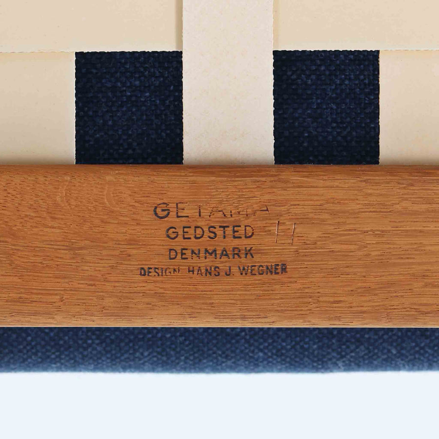 北欧より買い付けた「GE375」は、快適な座り心地を提供してくれます。また、ヘッドレストの位置を調整できるのも嬉しいポイントです。ウェグナーの作品の中でも特筆すべき点は、その柔軟性と機能性です。GE375同士であれば、ソファを分解して組み合わせることで、様々なレイアウトが可能です。こちらはアーム付きのモデルとなります。