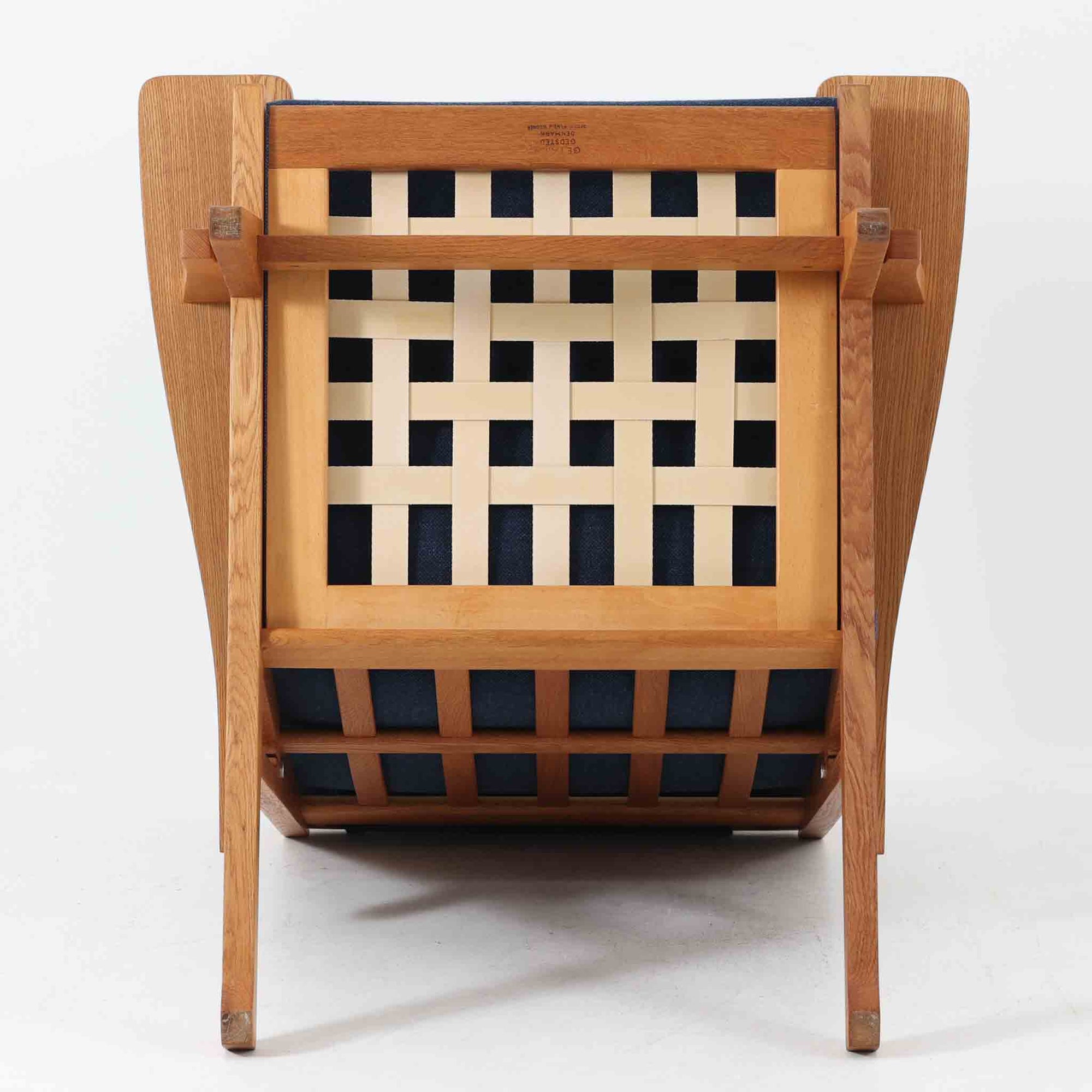 北欧より買い付けた「GE375」は、快適な座り心地を提供してくれます。また、ヘッドレストの位置を調整できるのも嬉しいポイントです。ウェグナーの作品の中でも特筆すべき点は、その柔軟性と機能性です。GE375同士であれば、ソファを分解して組み合わせることで、様々なレイアウトが可能です。こちらはアーム付きのモデルとなります。