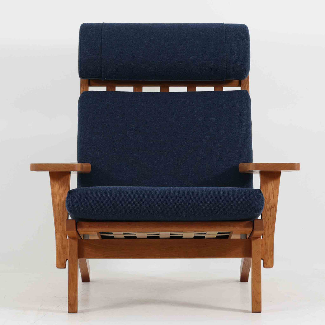 北欧より買い付けた「GE375」は、快適な座り心地を提供してくれます。また、ヘッドレストの位置を調整できるのも嬉しいポイントです。ウェグナーの作品の中でも特筆すべき点は、その柔軟性と機能性です。GE375同士であれば、ソファを分解して組み合わせることで、様々なレイアウトが可能です。こちらはアーム付きのモデルとなります。