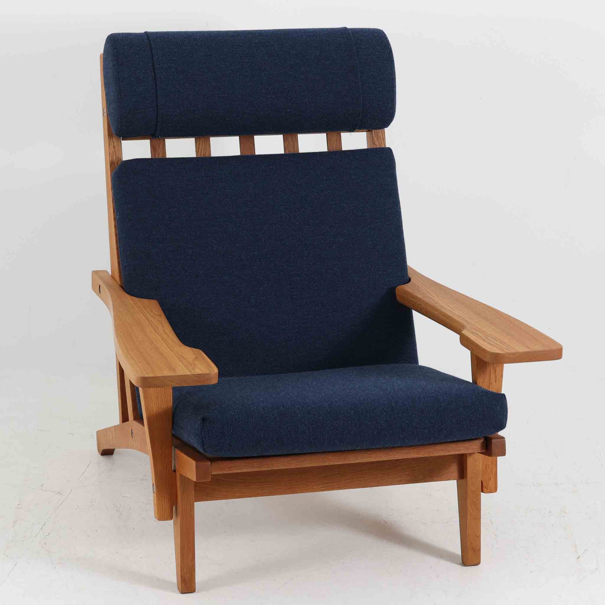 北欧より買い付けた「GE375」は、快適な座り心地を提供してくれます。また、ヘッドレストの位置を調整できるのも嬉しいポイントです。ウェグナーの作品の中でも特筆すべき点は、その柔軟性と機能性です。GE375同士であれば、ソファを分解して組み合わせることで、様々なレイアウトが可能です。こちらはアーム付きのモデルとなります。