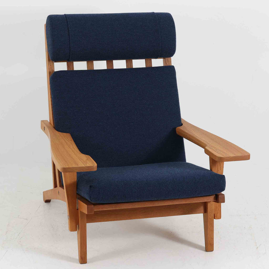 北欧より買い付けた「GE375」は、快適な座り心地を提供してくれます。また、ヘッドレストの位置を調整できるのも嬉しいポイントです。ウェグナーの作品の中でも特筆すべき点は、その柔軟性と機能性です。GE375同士であれば、ソファを分解して組み合わせることで、様々なレイアウトが可能です。こちらはアーム付きのモデルとなります。