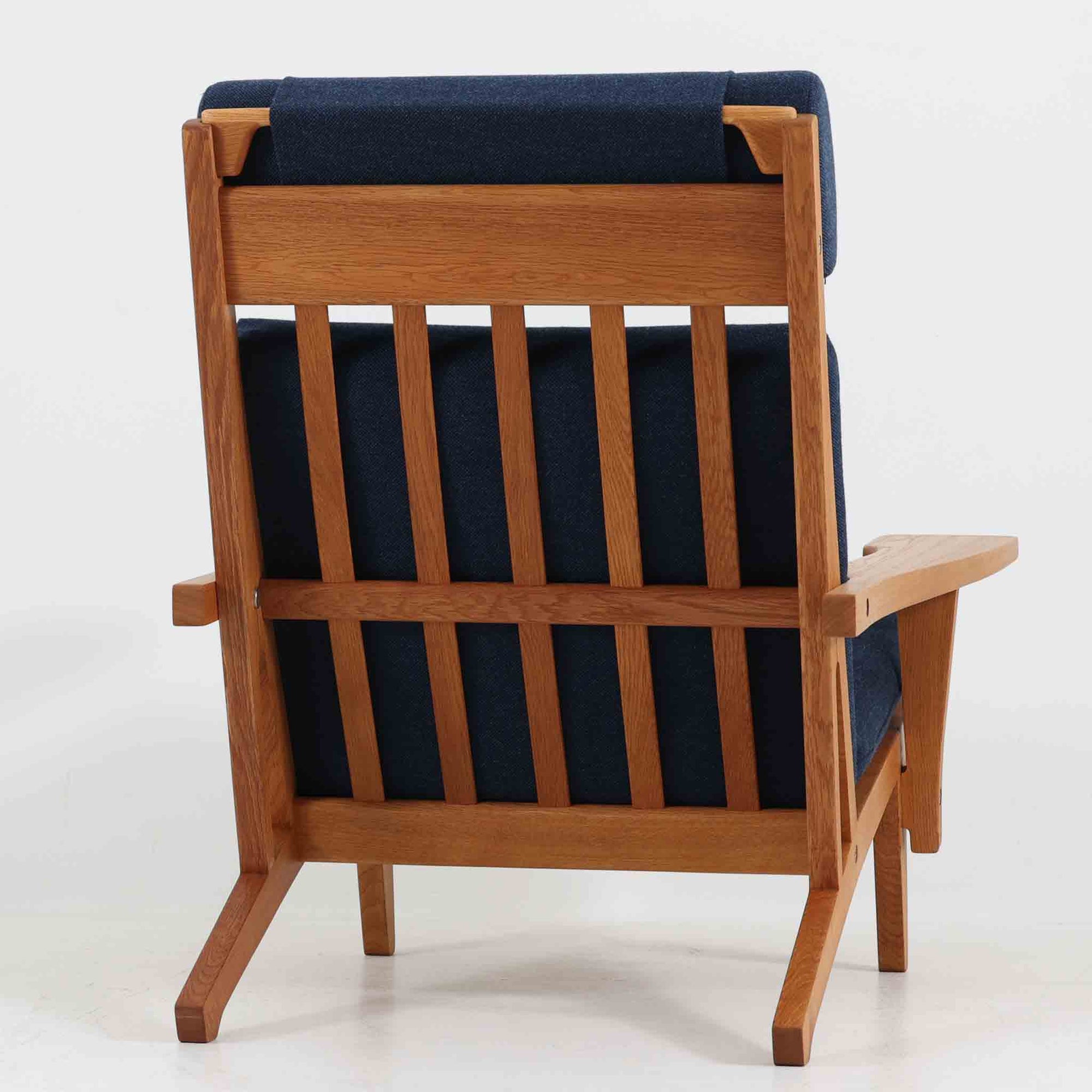 北欧より買い付けた「GE375」は、快適な座り心地を提供してくれます。また、ヘッドレストの位置を調整できるのも嬉しいポイントです。ウェグナーの作品の中でも特筆すべき点は、その柔軟性と機能性です。GE375同士であれば、ソファを分解して組み合わせることで、様々なレイアウトが可能です。こちらはアーム付きのモデルとなります。