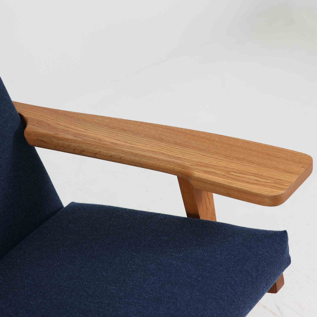 北欧より買い付けた「GE375」は、快適な座り心地を提供してくれます。また、ヘッドレストの位置を調整できるのも嬉しいポイントです。ウェグナーの作品の中でも特筆すべき点は、その柔軟性と機能性です。GE375同士であれば、ソファを分解して組み合わせることで、様々なレイアウトが可能です。こちらはアーム付きのモデルとなります。