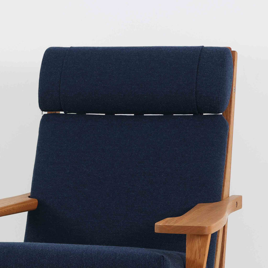 北欧より買い付けた「GE375」は、快適な座り心地を提供してくれます。また、ヘッドレストの位置を調整できるのも嬉しいポイントです。ウェグナーの作品の中でも特筆すべき点は、その柔軟性と機能性です。GE375同士であれば、ソファを分解して組み合わせることで、様々なレイアウトが可能です。こちらはアーム付きのモデルとなります。