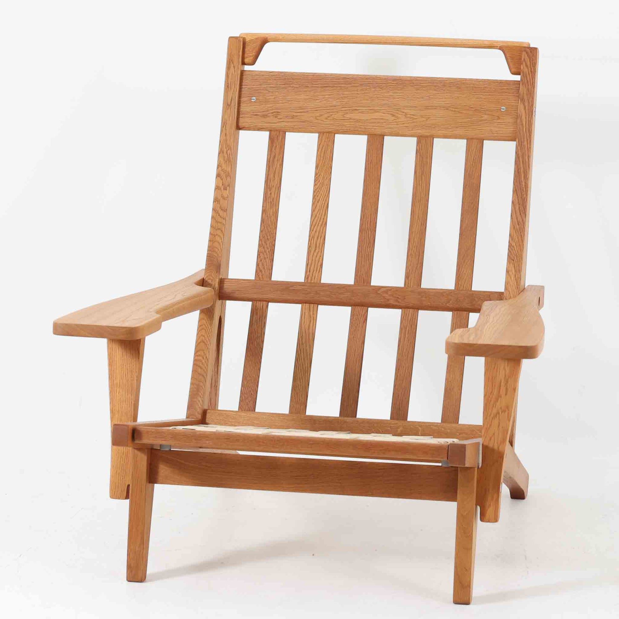 北欧より買い付けた「GE375」は、快適な座り心地を提供してくれます。また、ヘッドレストの位置を調整できるのも嬉しいポイントです。ウェグナーの作品の中でも特筆すべき点は、その柔軟性と機能性です。GE375同士であれば、ソファを分解して組み合わせることで、様々なレイアウトが可能です。こちらはアーム付きのモデルとなります。