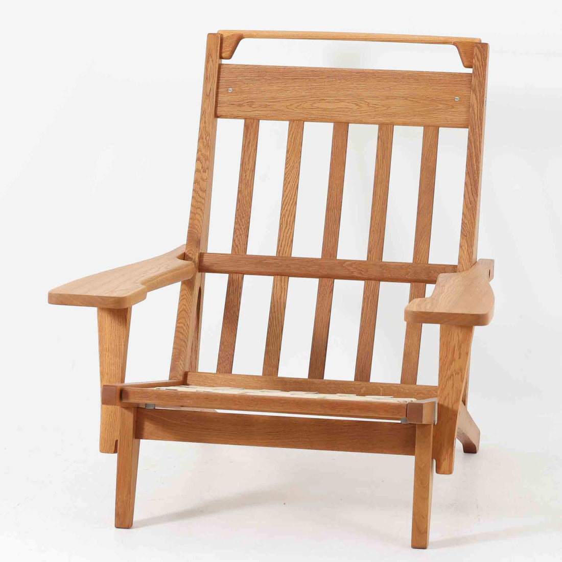 北欧より買い付けた「GE375」は、快適な座り心地を提供してくれます。また、ヘッドレストの位置を調整できるのも嬉しいポイントです。ウェグナーの作品の中でも特筆すべき点は、その柔軟性と機能性です。GE375同士であれば、ソファを分解して組み合わせることで、様々なレイアウトが可能です。こちらはアーム付きのモデルとなります。