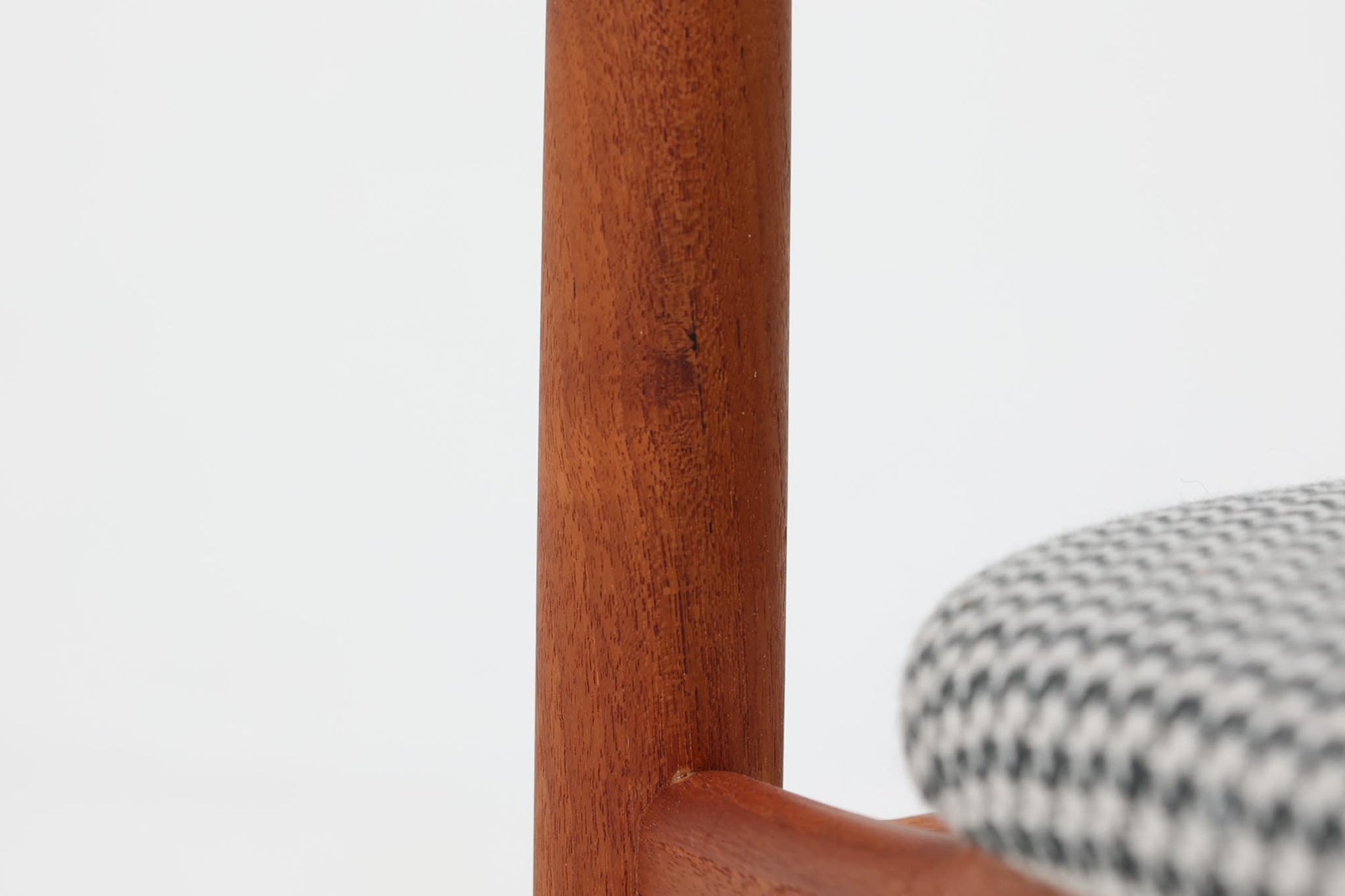 Johannes Andersenデザインの「Julian Chair」は、1960年代にUldum mobelfabrik社から発表されたチーク材のダイニングチェアです。特徴的な美しい曲線を描く背もたれと広めに設計された座面は、背中をしっかりと支え、快適な座り心地を提供します。彫刻的な軽快なフレームと実用性を兼ね備えたデザインが魅力的で、チーク材の温かみのある色味を引き立てています。