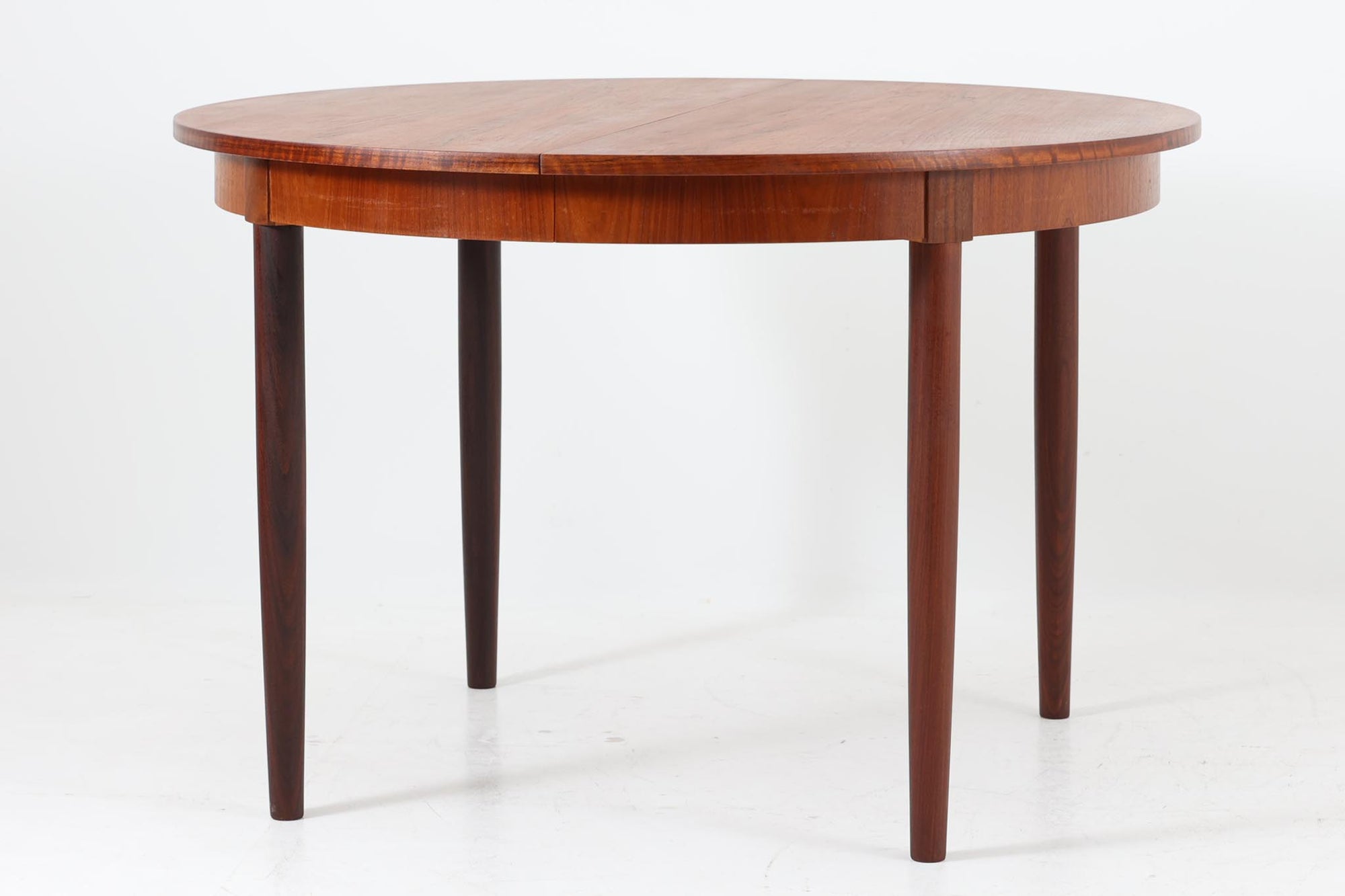 北欧より買い付けた、円形のダイニングテーブルです。急な来客時にも対応できるエクステンションタイプです。良質なチーク材が使用されていますのでお部屋に暖かみを与えてくれそうです。円形のため拡張板は別保管となります。