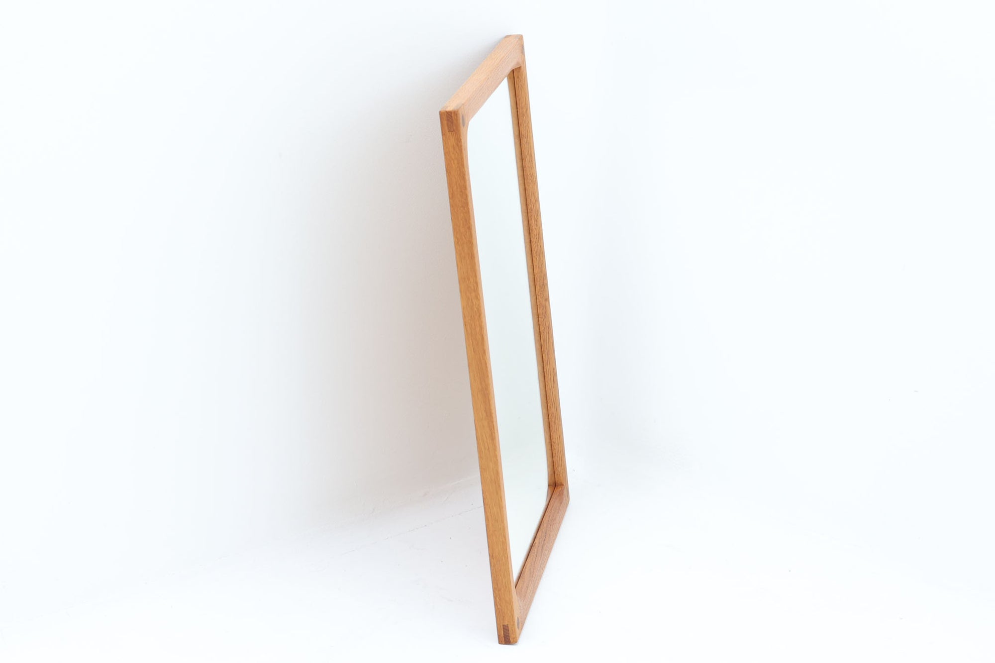 アクセル・キアスゴーによるミラーです。フレームの接続部が特徴的なデザインです。