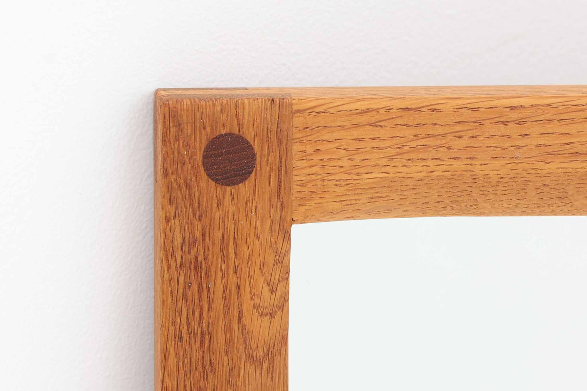 アクセル・キアスゴーによるミラーです。フレームの接続部が特徴的なデザインです。