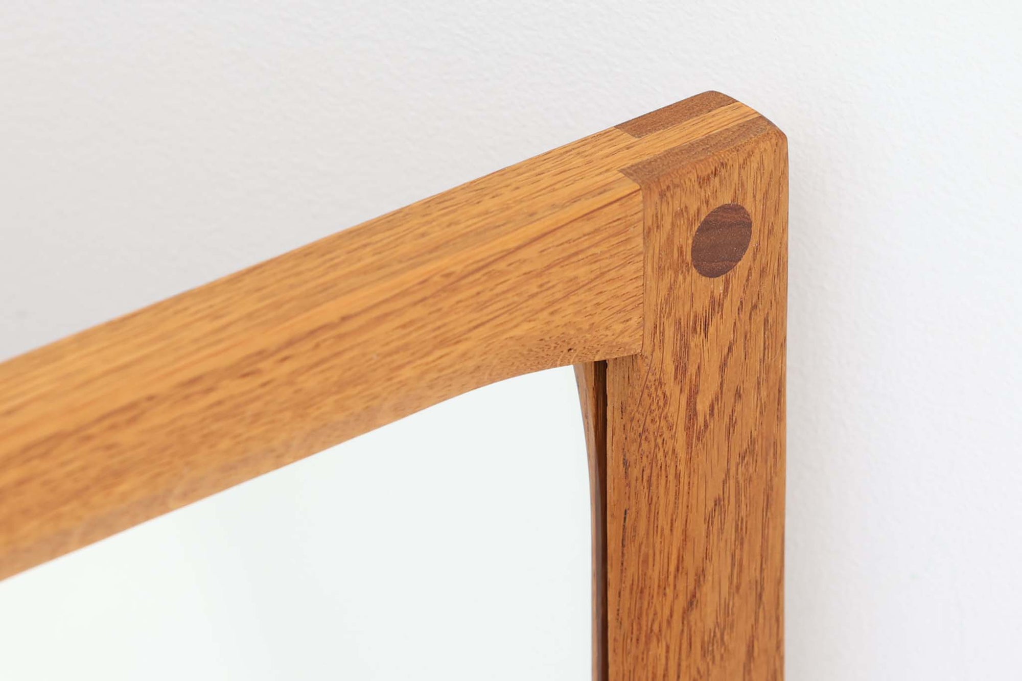 アクセル・キアスゴーによるミラーです。フレームの接続部が特徴的なデザインです。