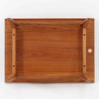 デンマークの巨匠フィン・ユールによるデザイン、France & Son社製のサイドテーブル「FD635」です。ロゴより1957年頃に製造されたと推測される本品は、チーク無垢材を贅沢に使用し、滑らかな脚部の曲線と柔らかなエッジラインが見事に調和した美しいデザインが魅力です。天板の縁にはわずかな立ち上がりが設けられ、機能性と造形美を兼ね備えた構造となっています。彫刻的ともいえる有機的なフォルムはフィン・ユールの真骨頂であり、リビングやベッドサイドで北欧家具の上質な存在感を引き立てる逸品です。