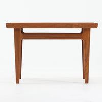 デンマークの巨匠フィン・ユールによるデザイン、France & Son社製のサイドテーブル「FD635」です。ロゴより1957年頃に製造されたと推測される本品は、チーク無垢材を贅沢に使用し、滑らかな脚部の曲線と柔らかなエッジラインが見事に調和した美しいデザインが魅力です。天板の縁にはわずかな立ち上がりが設けられ、機能性と造形美を兼ね備えた構造となっています。彫刻的ともいえる有機的なフォルムはフィン・ユールの真骨頂であり、リビングやベッドサイドで北欧家具の上質な存在感を引き立てる逸品です。