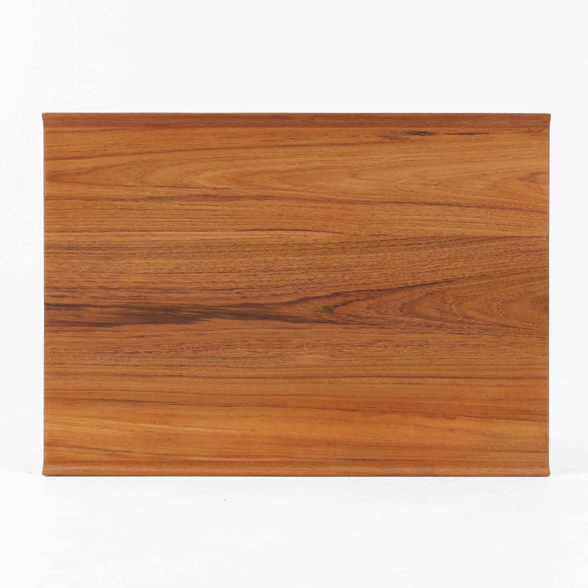 デンマークの巨匠フィン・ユールによるデザイン、France &amp; Son社製のサイドテーブル「FD635」です。ロゴより1957年頃に製造されたと推測される本品は、チーク無垢材を贅沢に使用し、滑らかな脚部の曲線と柔らかなエッジラインが見事に調和した美しいデザインが魅力です。天板の縁にはわずかな立ち上がりが設けられ、機能性と造形美を兼ね備えた構造となっています。彫刻的ともいえる有機的なフォルムはフィン・ユールの真骨頂であり、リビングやベッドサイドで北欧家具の上質な存在感を引き立てる逸品です。