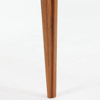 デンマークの巨匠フィン・ユールによるデザイン、France & Son社製のサイドテーブル「FD635」です。ロゴより1957年頃に製造されたと推測される本品は、チーク無垢材を贅沢に使用し、滑らかな脚部の曲線と柔らかなエッジラインが見事に調和した美しいデザインが魅力です。天板の縁にはわずかな立ち上がりが設けられ、機能性と造形美を兼ね備えた構造となっています。彫刻的ともいえる有機的なフォルムはフィン・ユールの真骨頂であり、リビングやベッドサイドで北欧家具の上質な存在感を引き立てる逸品です。