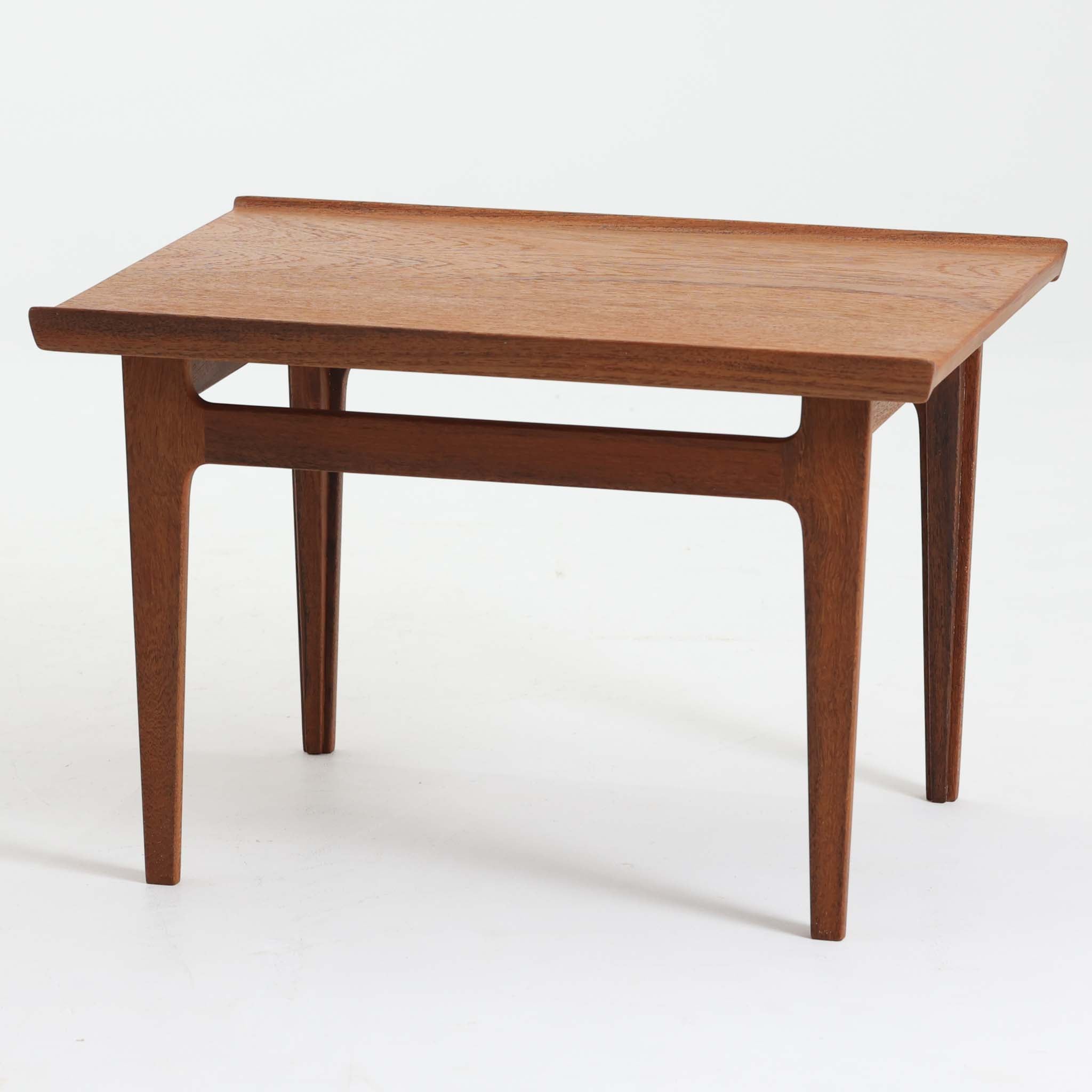 北欧ビンテージ家具テーブル | モダンで機能的なデザインのテーブル