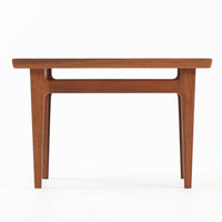 デンマークの巨匠フィン・ユールによるデザイン、France & Son社製のサイドテーブル「FD635」です。ロゴより1957年頃に製造されたと推測される本品は、チーク無垢材を贅沢に使用し、滑らかな脚部の曲線と柔らかなエッジラインが見事に調和した美しいデザインが魅力です。天板の縁にはわずかな立ち上がりが設けられ、機能性と造形美を兼ね備えた構造となっています。彫刻的ともいえる有機的なフォルムはフィン・ユールの真骨頂であり、リビングやベッドサイドで北欧家具の上質な存在感を引き立てる逸品です。