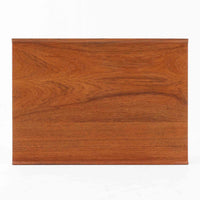 デンマークの巨匠フィン・ユールによるデザイン、France & Son社製のサイドテーブル「FD635」です。ロゴより1957年頃に製造されたと推測される本品は、チーク無垢材を贅沢に使用し、滑らかな脚部の曲線と柔らかなエッジラインが見事に調和した美しいデザインが魅力です。天板の縁にはわずかな立ち上がりが設けられ、機能性と造形美を兼ね備えた構造となっています。彫刻的ともいえる有機的なフォルムはフィン・ユールの真骨頂であり、リビングやベッドサイドで北欧家具の上質な存在感を引き立てる逸品です。