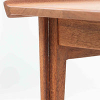 デンマークの巨匠フィン・ユールによるデザイン、France & Son社製のサイドテーブル「FD635」です。ロゴより1957年頃に製造されたと推測される本品は、チーク無垢材を贅沢に使用し、滑らかな脚部の曲線と柔らかなエッジラインが見事に調和した美しいデザインが魅力です。天板の縁にはわずかな立ち上がりが設けられ、機能性と造形美を兼ね備えた構造となっています。彫刻的ともいえる有機的なフォルムはフィン・ユールの真骨頂であり、リビングやベッドサイドで北欧家具の上質な存在感を引き立てる逸品です。