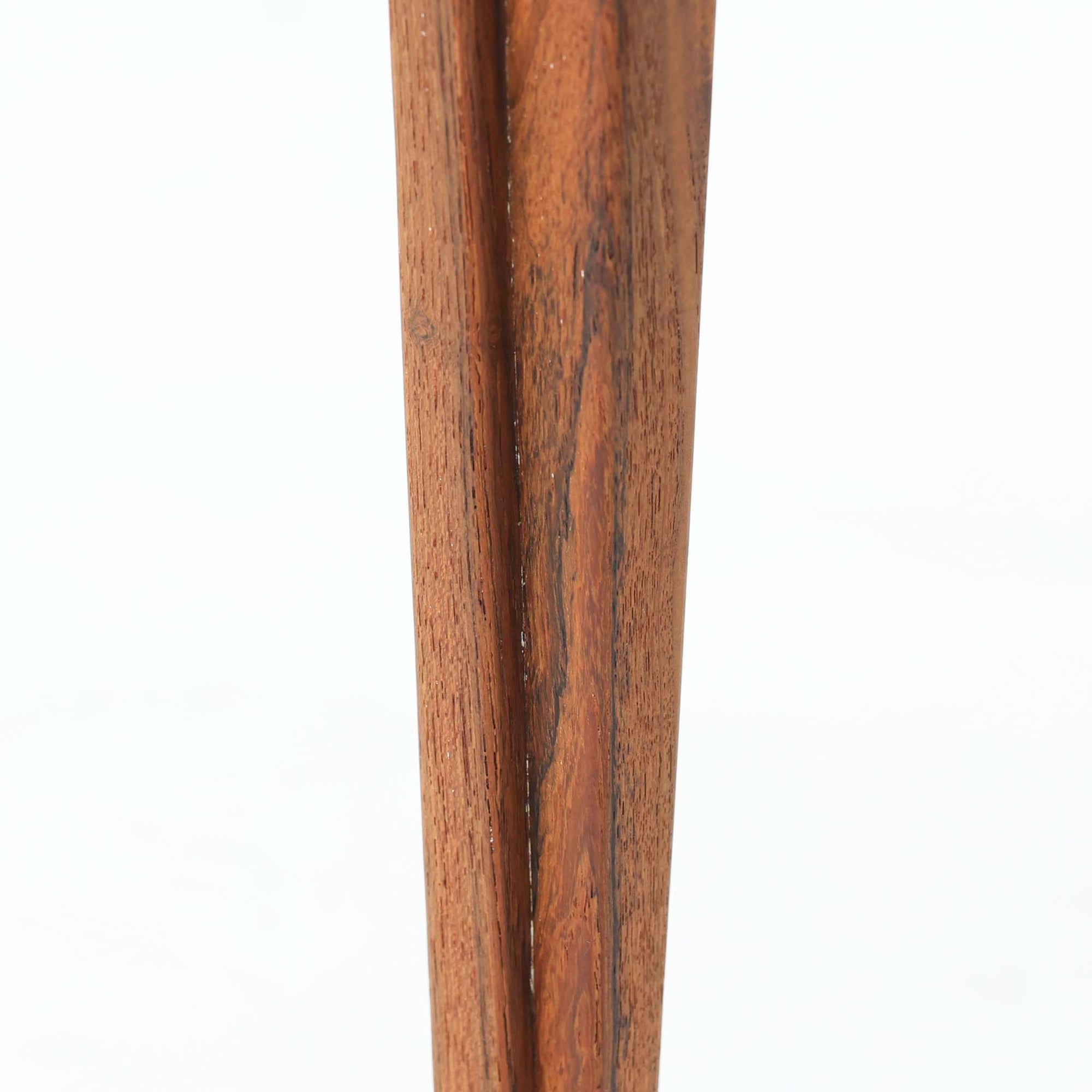 デンマークの巨匠フィン・ユールによるデザイン、France &amp; Son社製のサイドテーブル「FD635」です。ロゴより1957年頃に製造されたと推測される本品は、チーク無垢材を贅沢に使用し、滑らかな脚部の曲線と柔らかなエッジラインが見事に調和した美しいデザインが魅力です。天板の縁にはわずかな立ち上がりが設けられ、機能性と造形美を兼ね備えた構造となっています。彫刻的ともいえる有機的なフォルムはフィン・ユールの真骨頂であり、リビングやベッドサイドで北欧家具の上質な存在感を引き立てる逸品です。